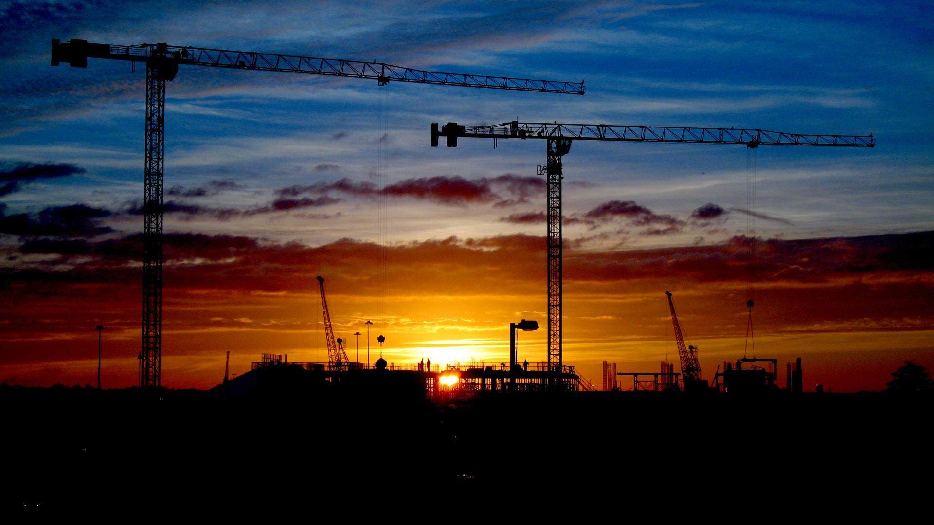 Byggkranar i motljus