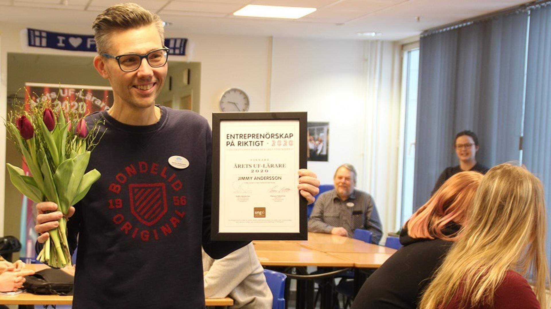 Jimmy Andersson tar emot blommar och diplom.