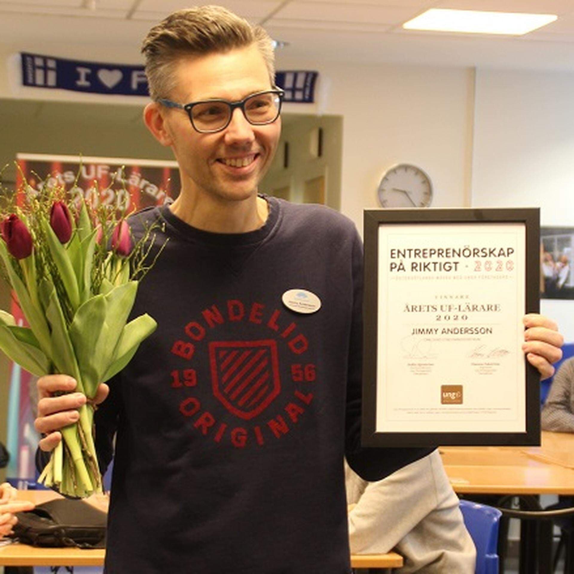 Jimmy Andersson tar emot blommar och diplom.