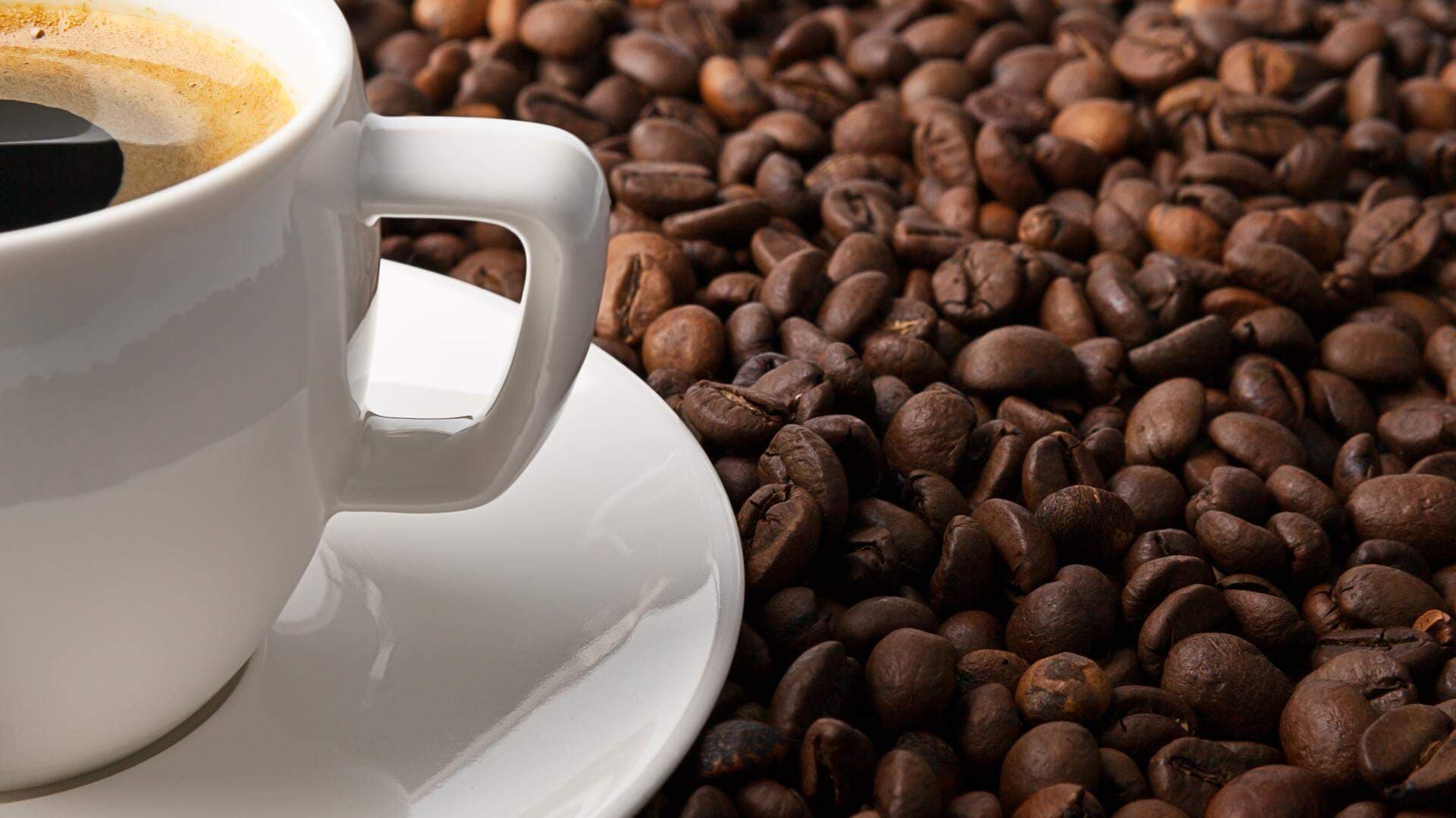 kaffekopp och kaffebönor