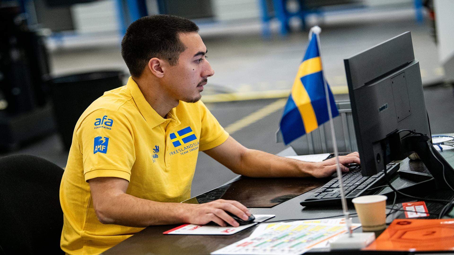 Bilden föreställer Arvid Winberg framför datorn under Yrkes-VM.