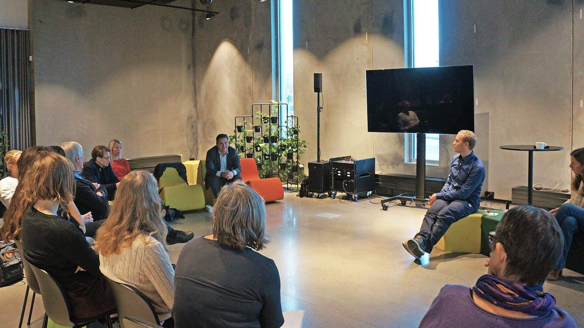 Samtal mellan deltagarna på Studio Meetingpoint i Malmö