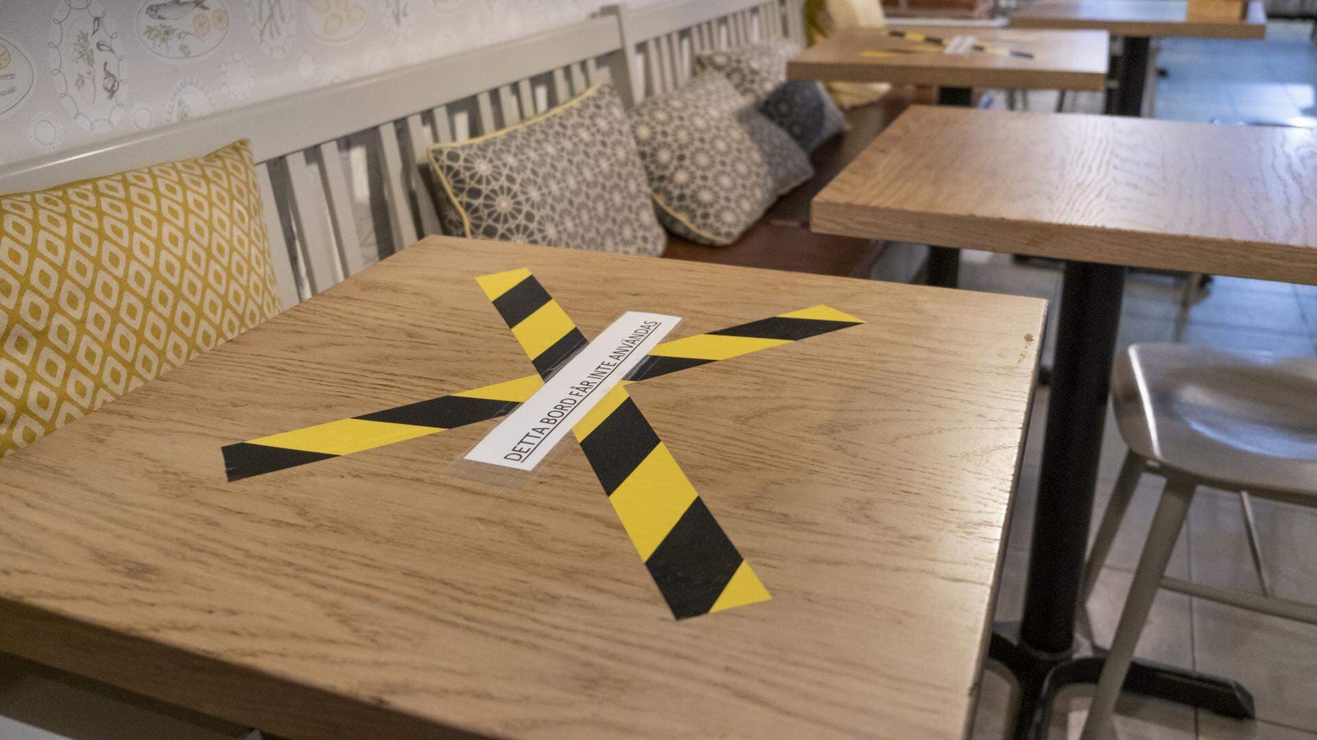 överkryssat bord på restaurang