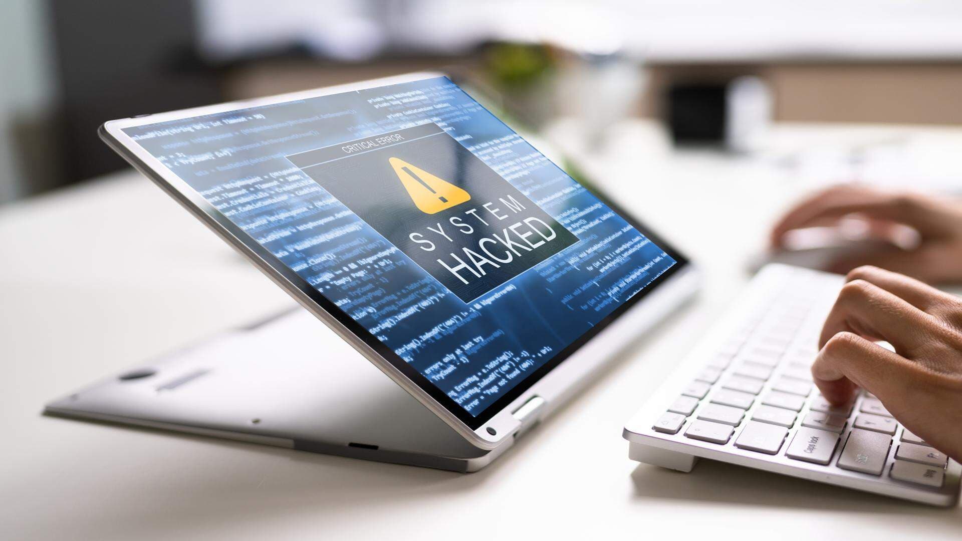 Två händer vid en laptop