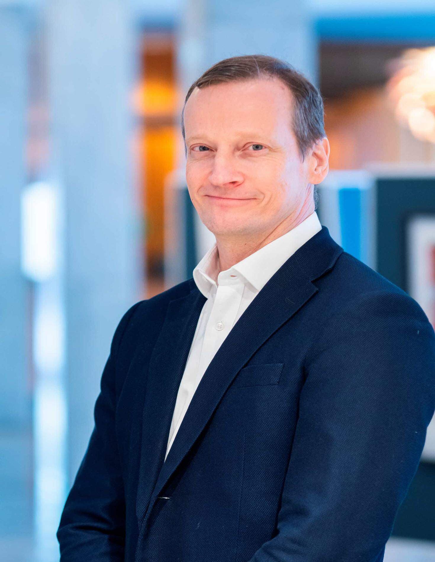 Bilden är ett porträtt på Anders Edholm, hållbarhets- och kommunikationsdirektör, SCA.