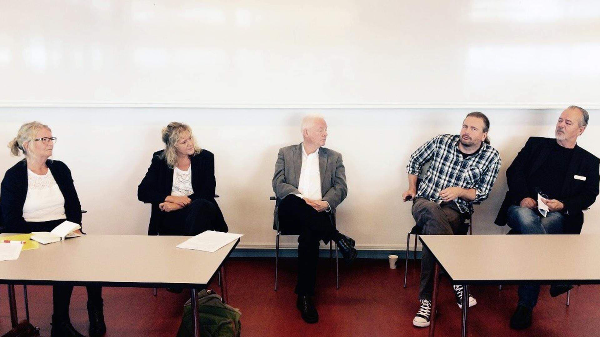 Från vänster: Kerstin Wallin, företagsläkare Previa, Christel Blondin, kognitiv beroendeterapeut En Dag i Taget, Lars Gellner, arbetsrättsjurist Svenskt Näringsliv, Jonas Lundsten, universitetslektor Malmö högskola samt Tommy Strömstedt, regionalt arbetsmarknadsombud Unionen.