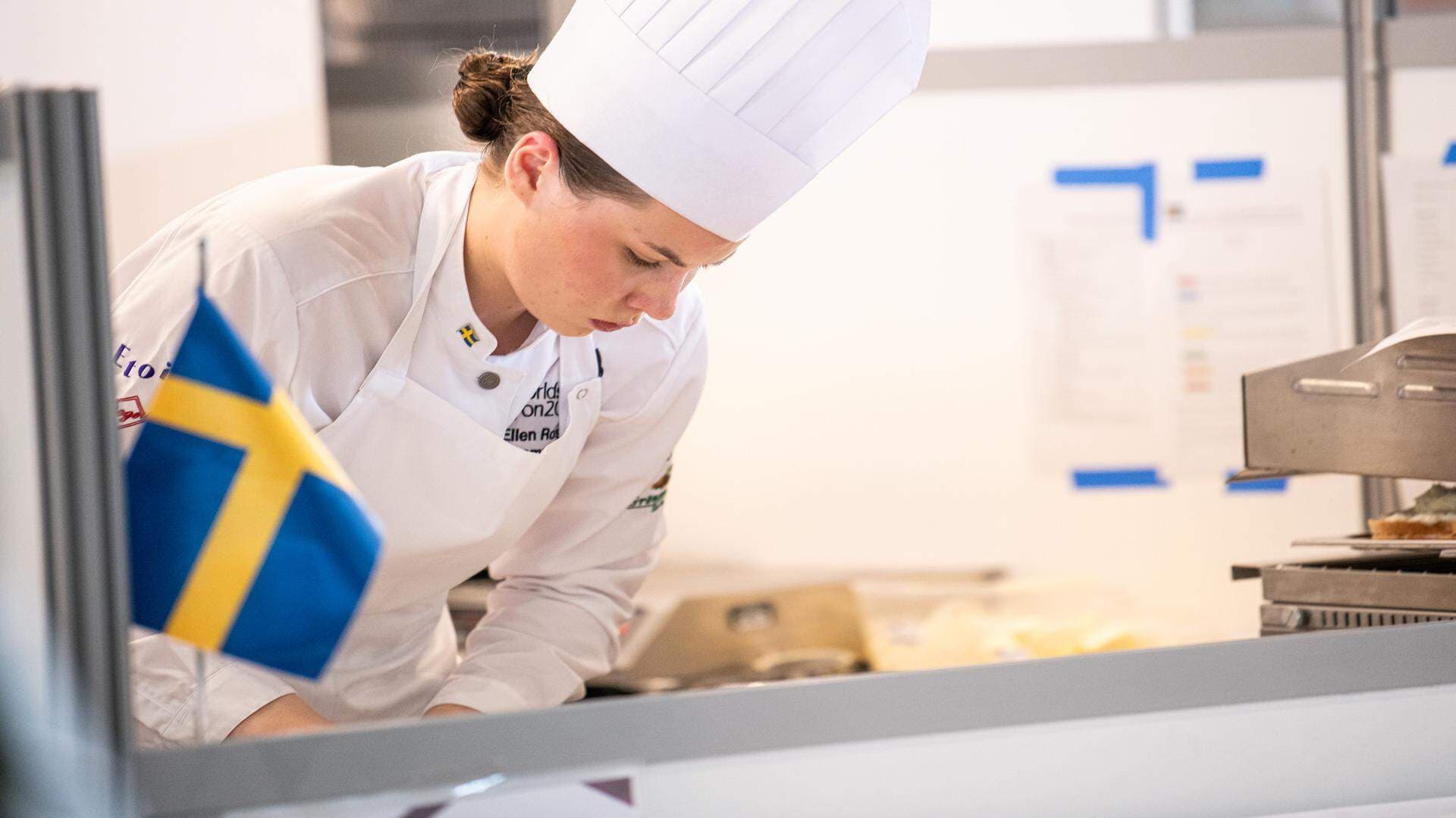 Bilden föreställer Ellen Rosdahl som lagar mat.