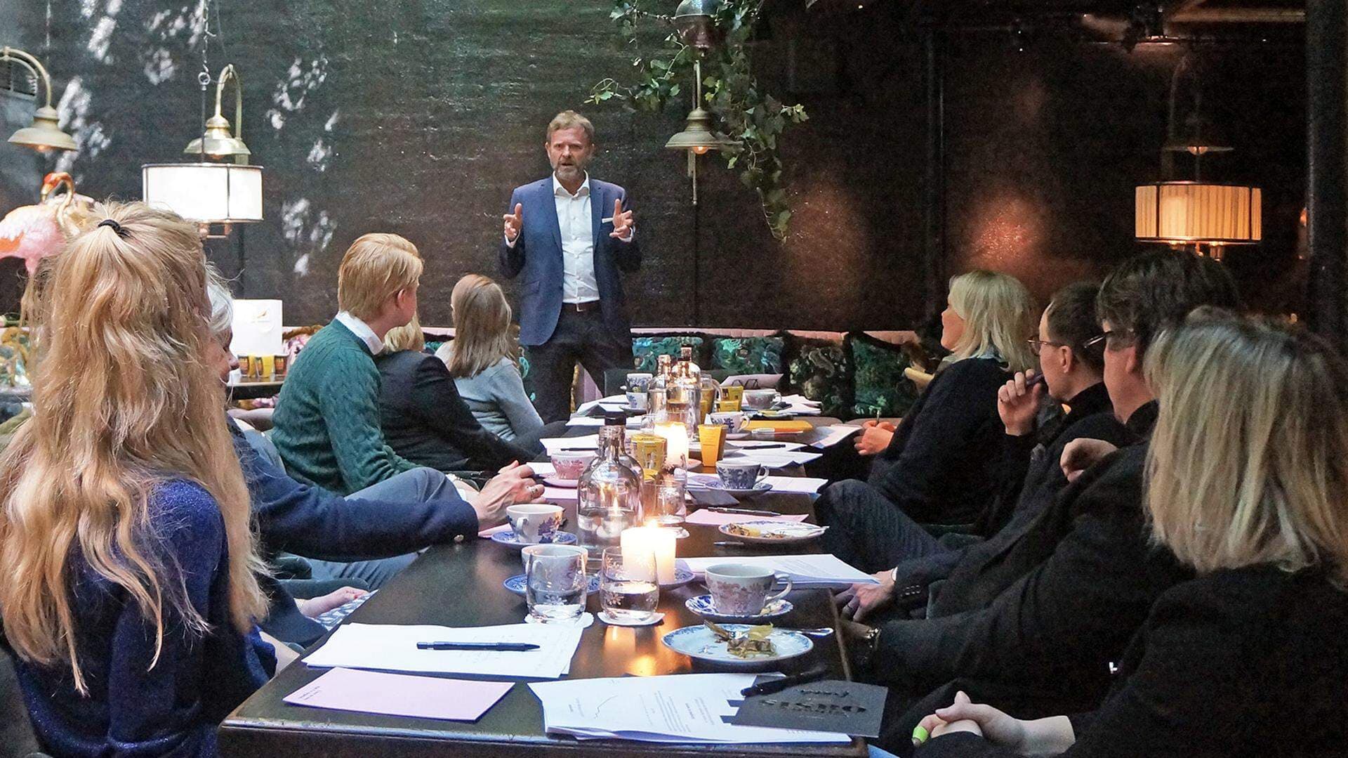 Anders Nilsson talar inför deltagarna