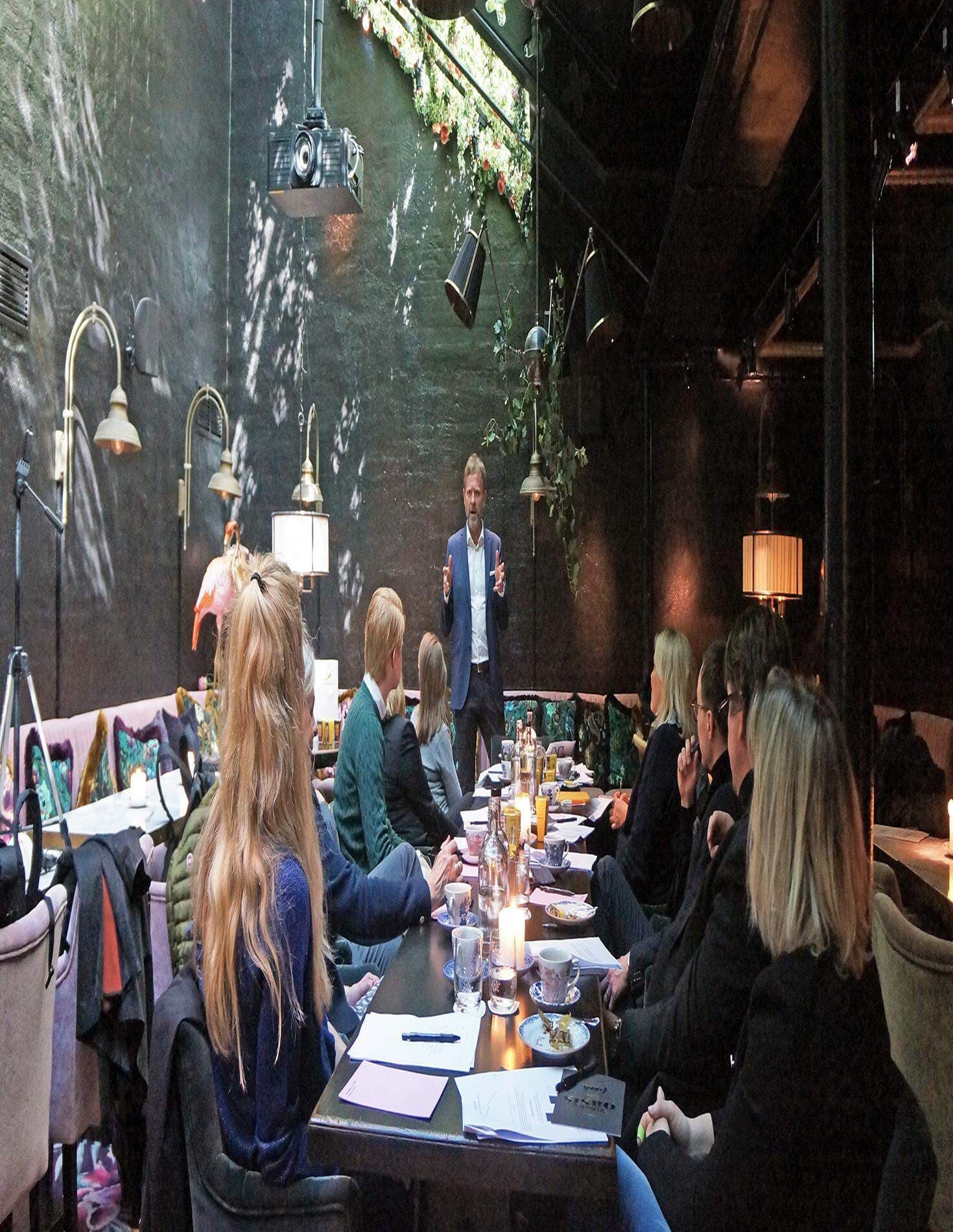 Anders Nilsson talar inför deltagarna