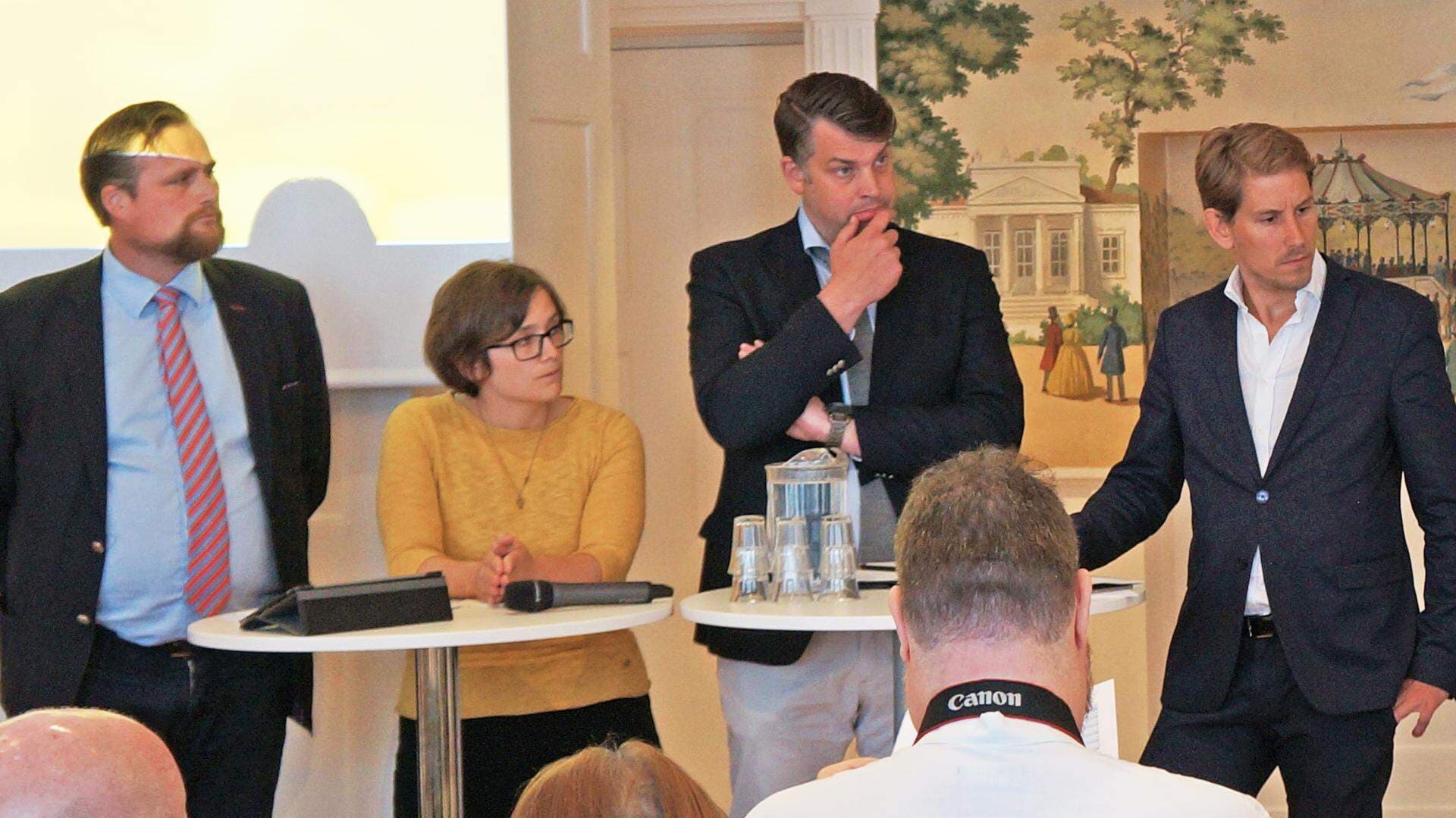 Politikerna Carl Johan Sonesson (M), Sara Svensson (V), Andreas Schönström (S) och Niels Paarup-Petersen (C).