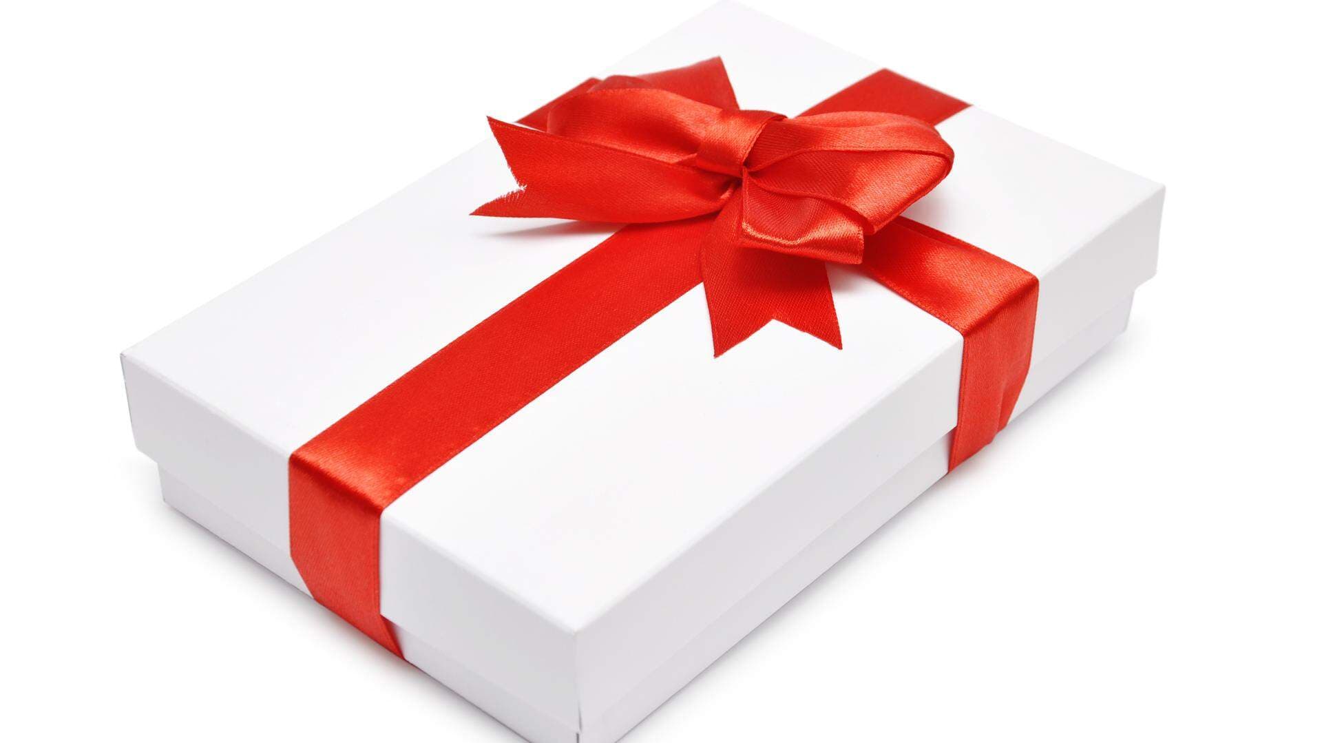 vitt paket röda snören