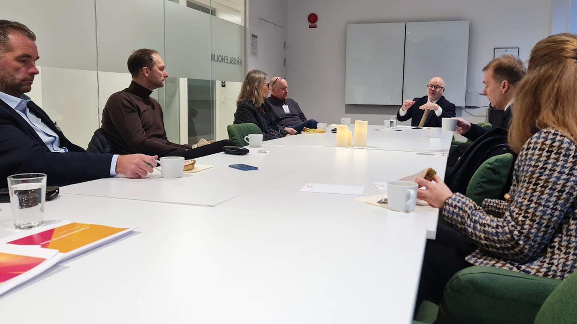 Sven-Olov Daunfeldt och företagare runt ett konferensbord.