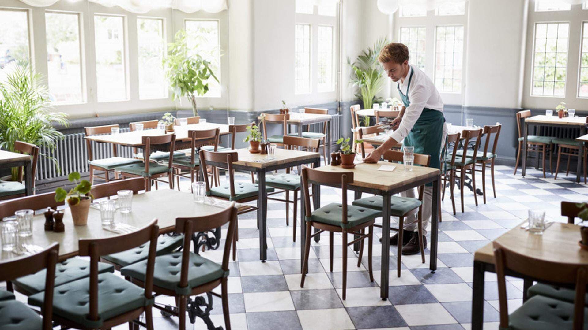 Kollage tom restaurang och Carina Centrén