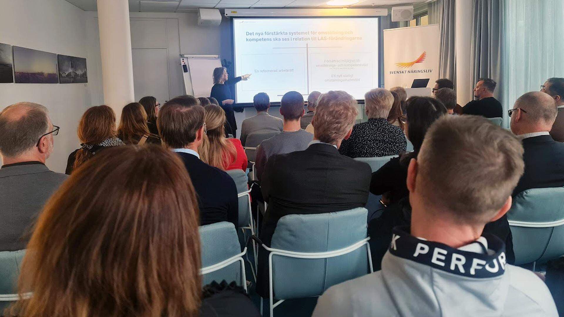 Carina Lindfelt i konferensrum i Malmö med deltagare