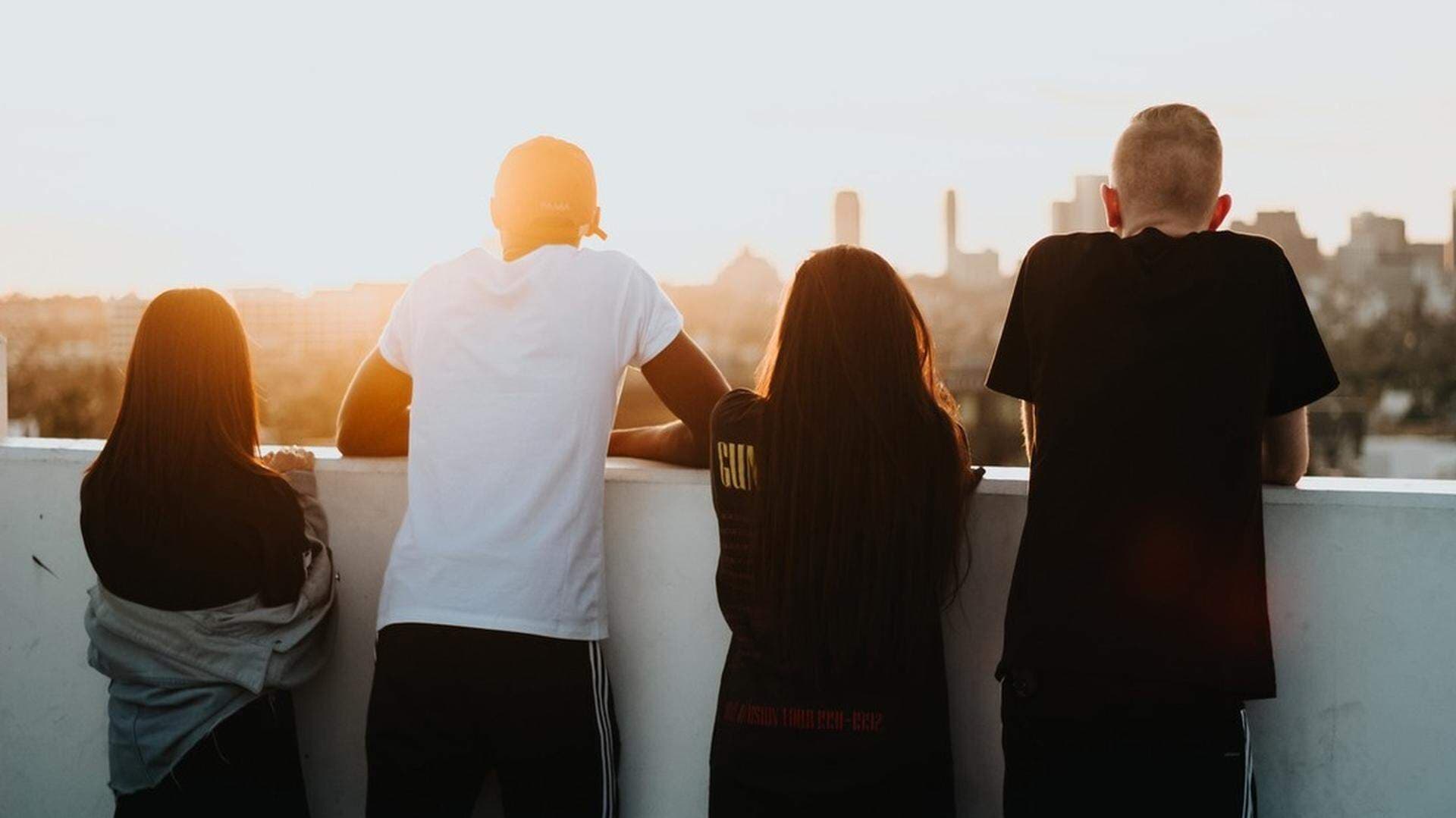 Ungdomar tittar mot horisonten