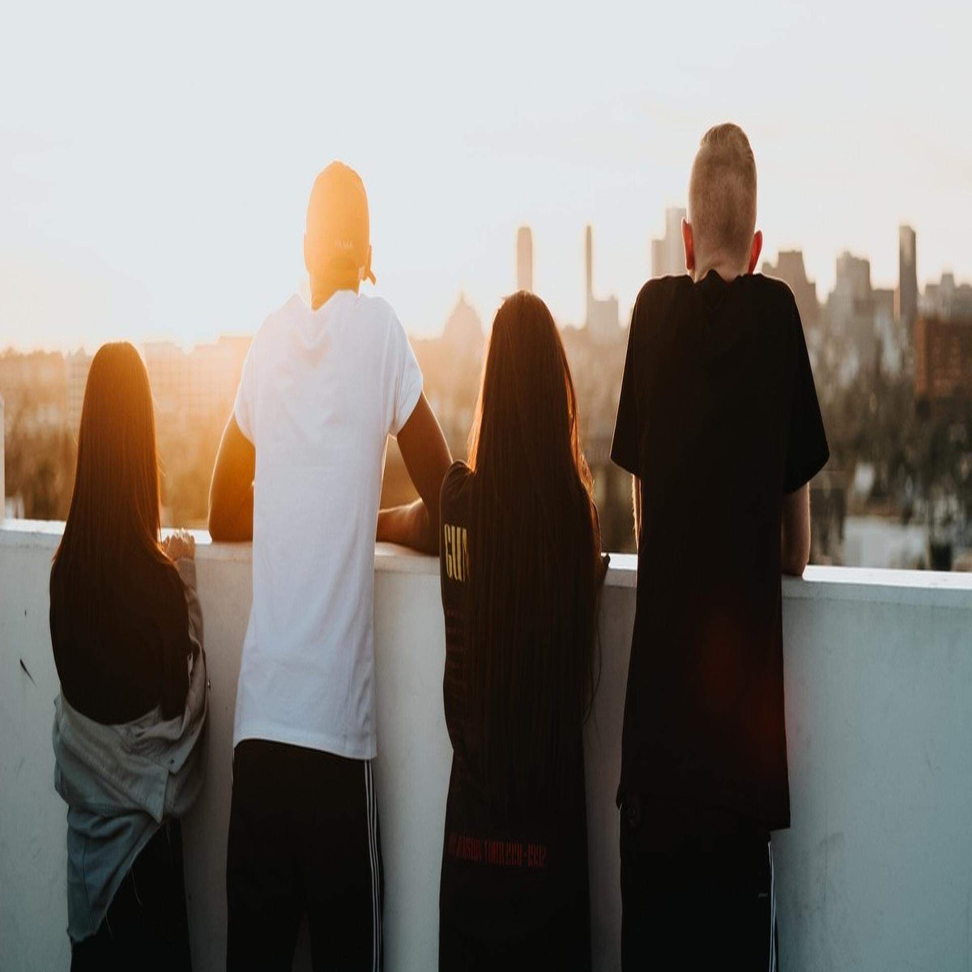 Ungdomar tittar mot horisonten