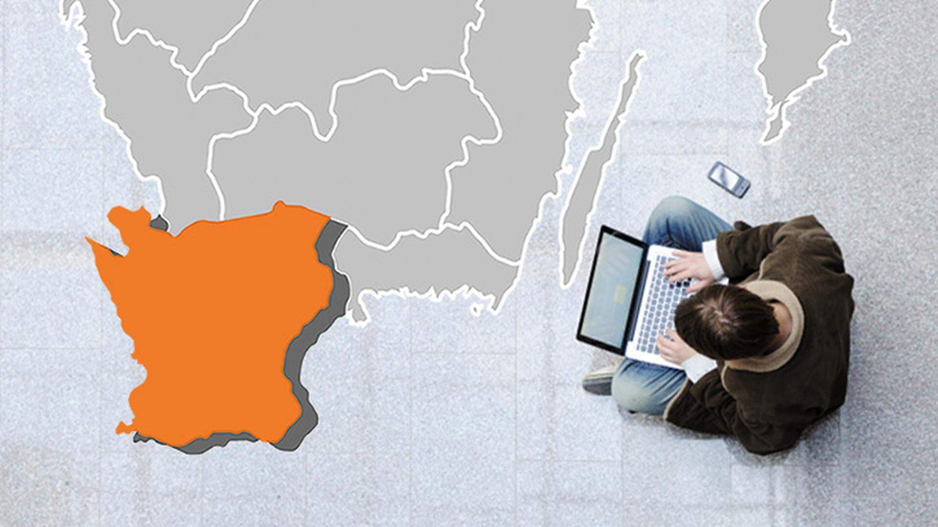 Kollagebild av Skånekarta samt man sittandes med laptop i knä