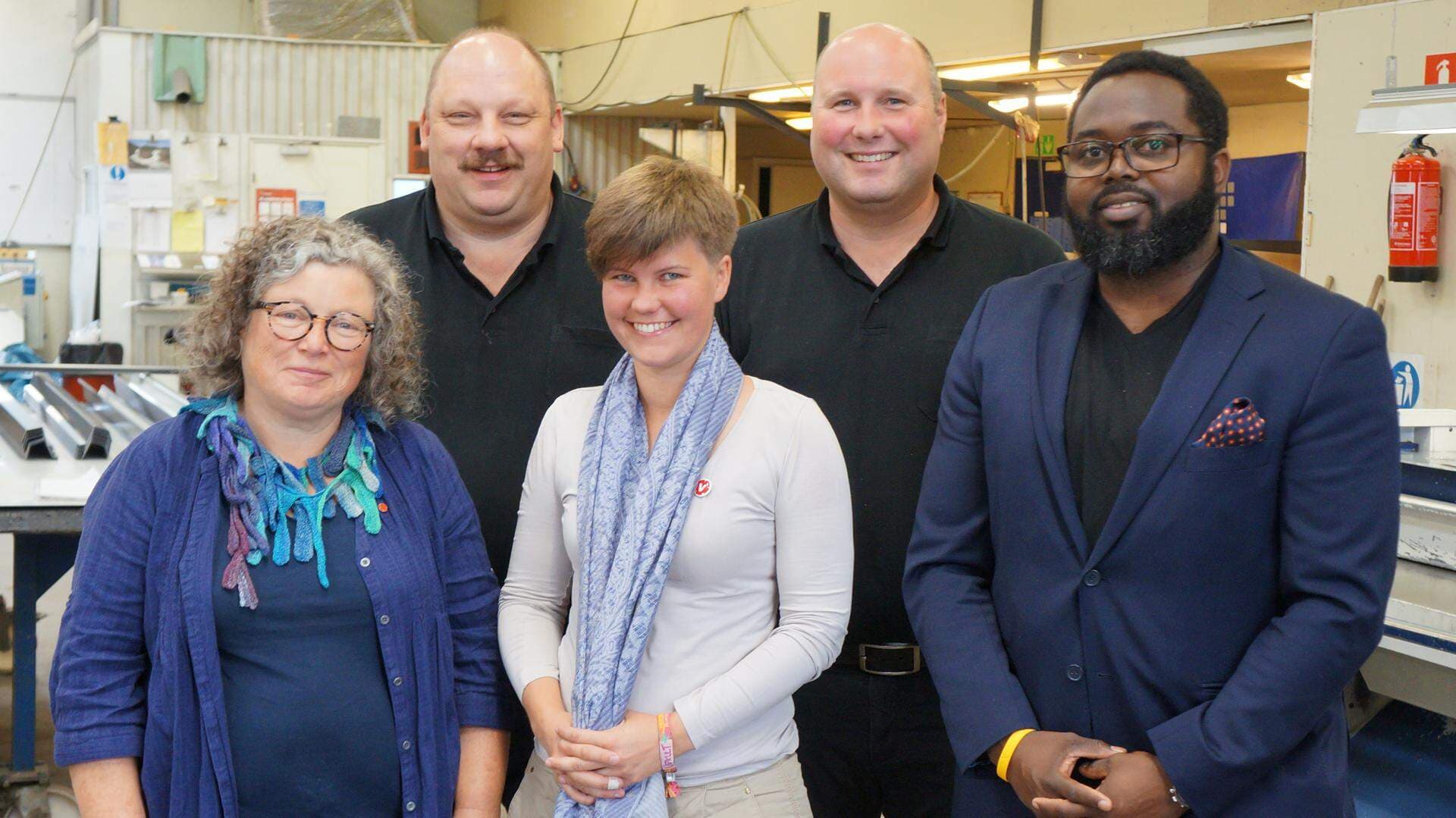 Jörgen Rasmusson och Nicklas Nordbeck, Lödde Plåt, tog emot Vänsterpartiets skånska riksdagskandidater Karin Feldt, Hanna Gunnarsson och Momodou Jallow.