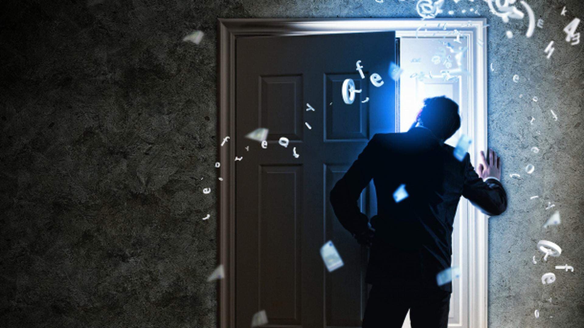 en person öppnar en dörr på glänt