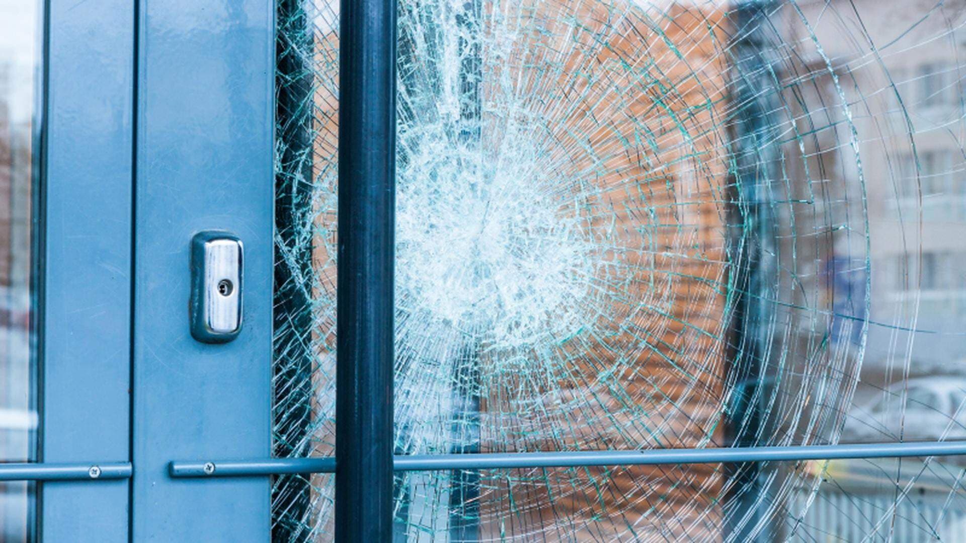 krossat fönster i en dörr