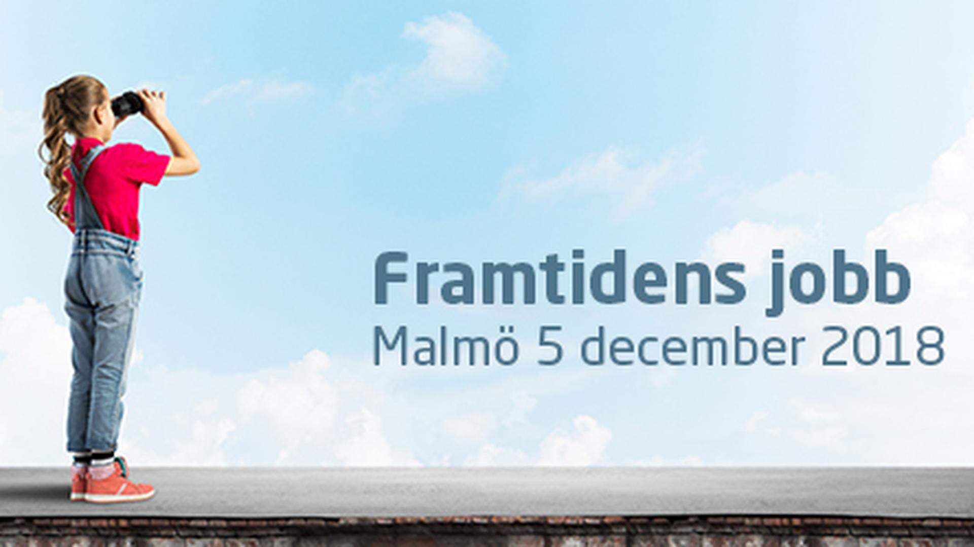 En tjej spanar med kikare upp i molnen