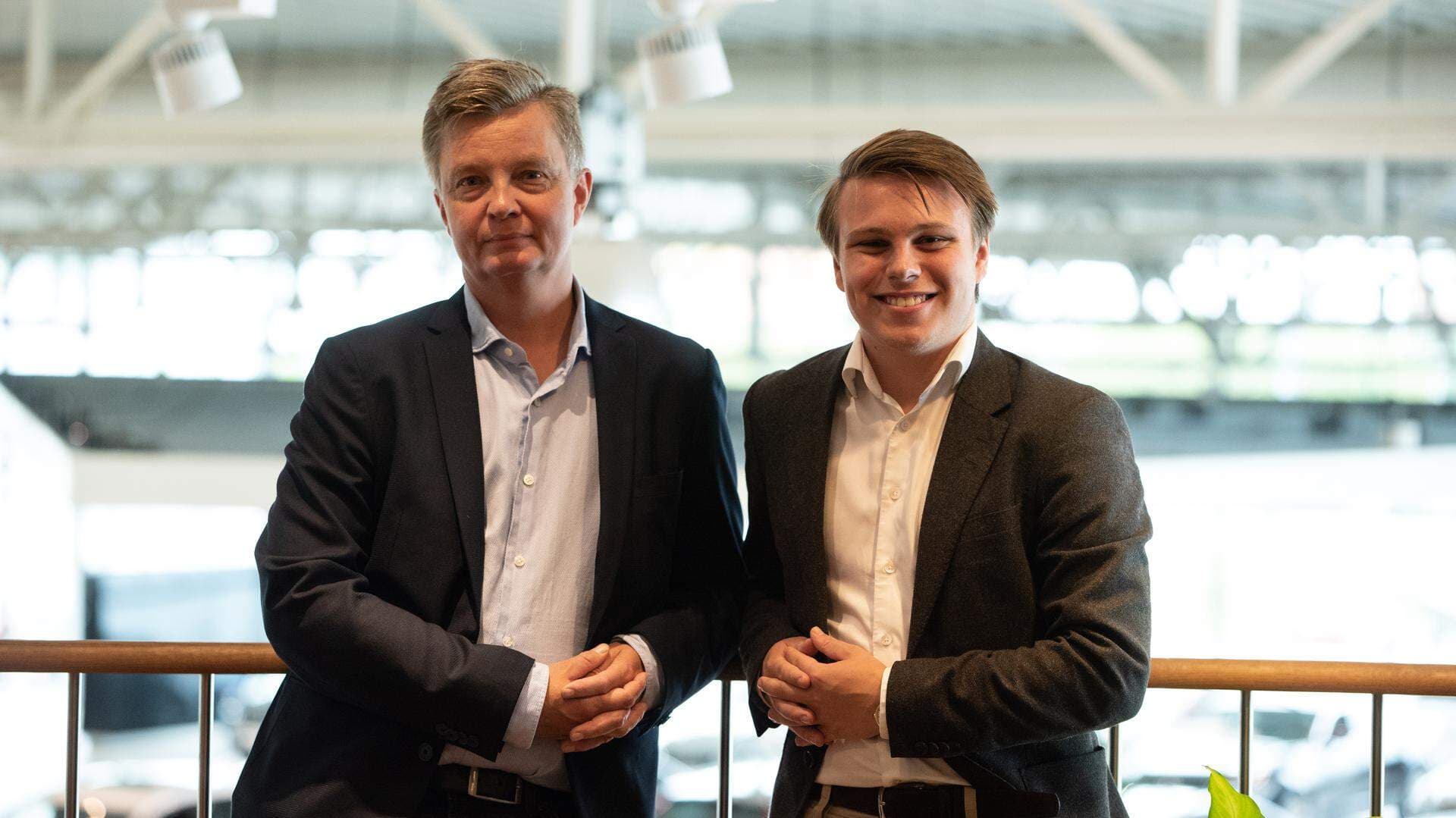två personer hänger på ett räcke