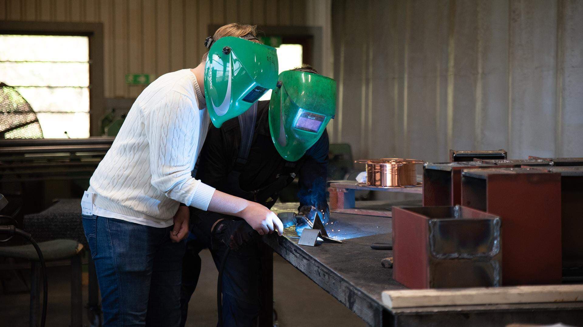 elever provar verktyg hos plåtslagare