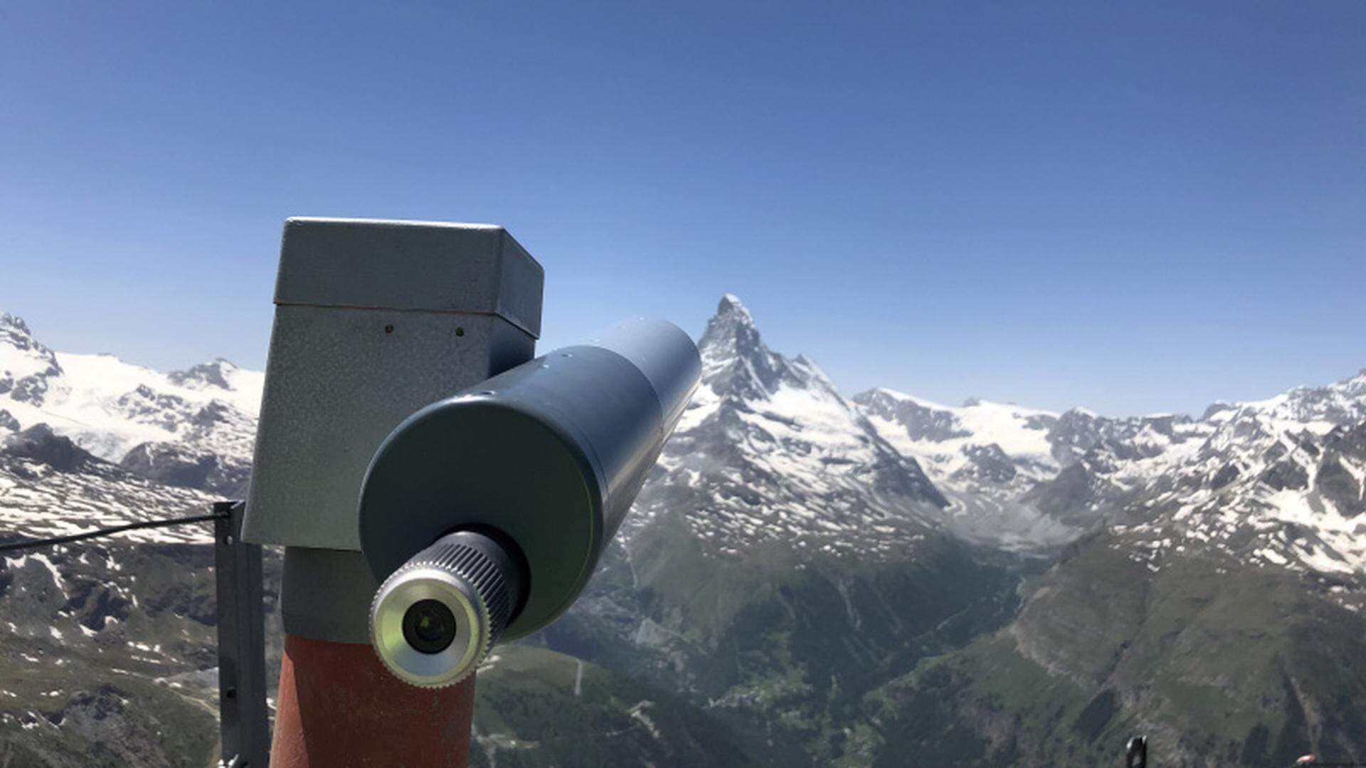 kikare som är riktad mot en bergstopp