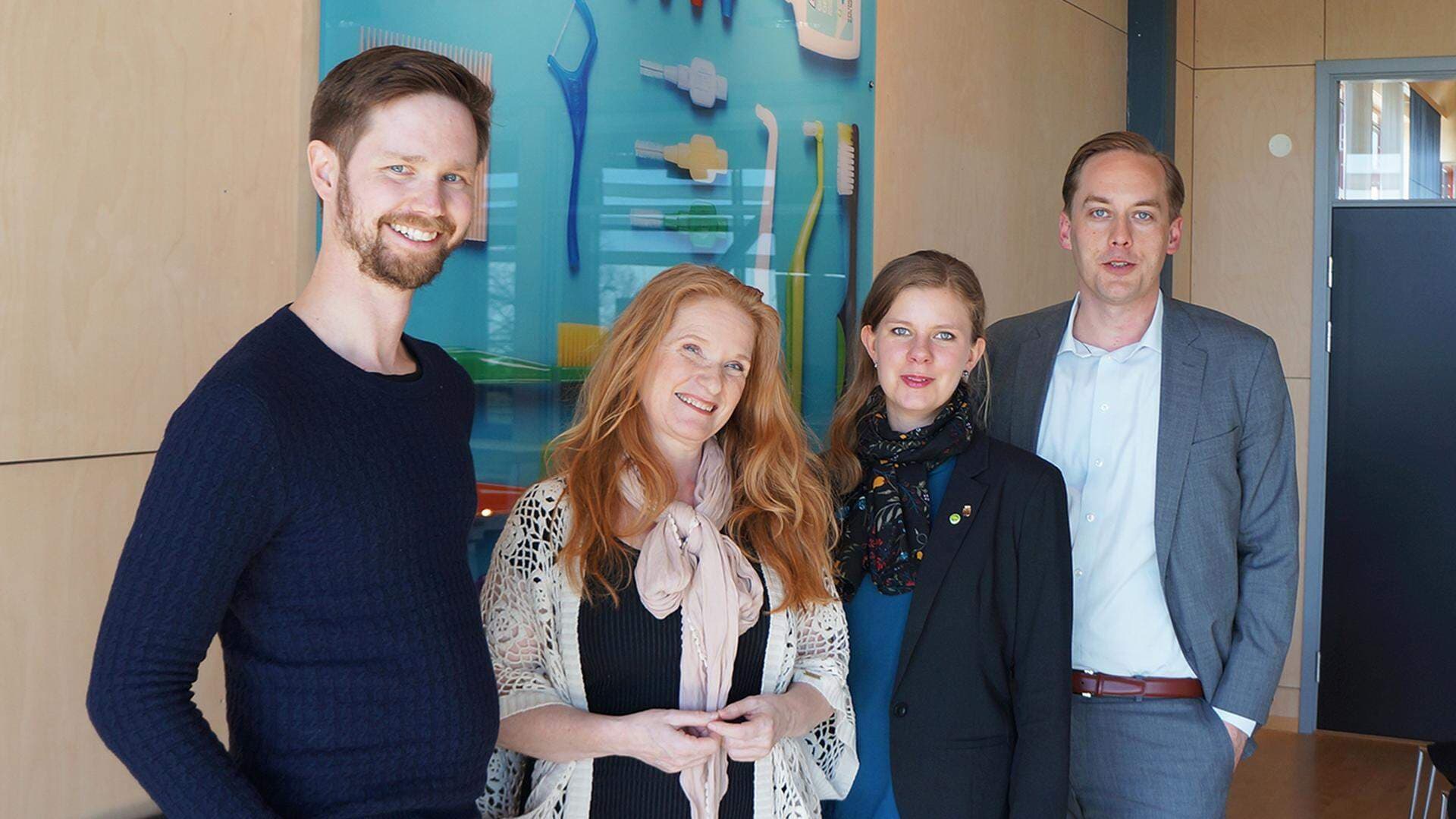 Rasmus Ling, Annika Román och Emma Berginger tillsammans med vd för TePe i Malmö, Joel Eklund.