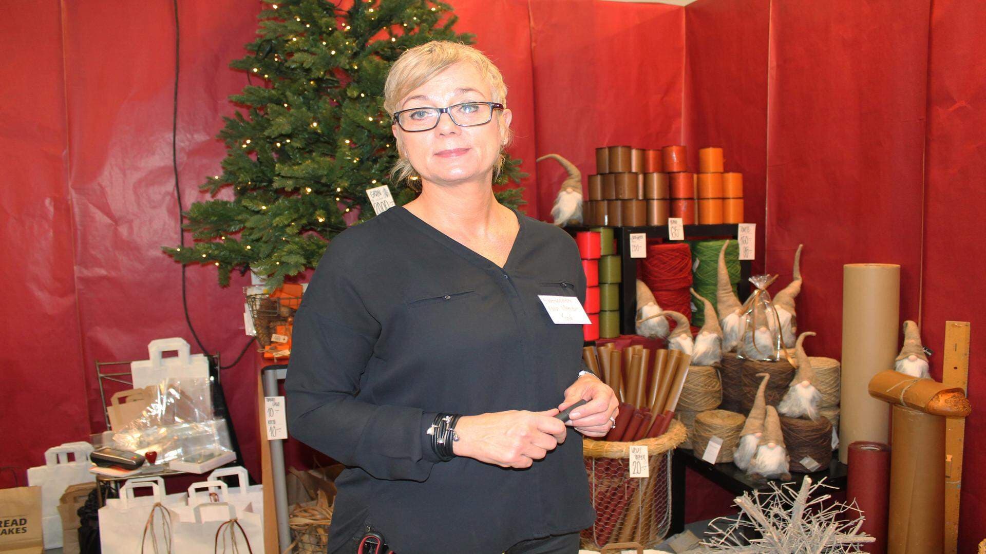 Höjda arbetsgivaravgifter drabbar kvinnor extra hårt eftersom det är mest kvinnor som jobbar som florister. Monica Mårtensson, lärare på Milnergymnasiet i Kristianstad, vill att beslutsfattare tänker om.