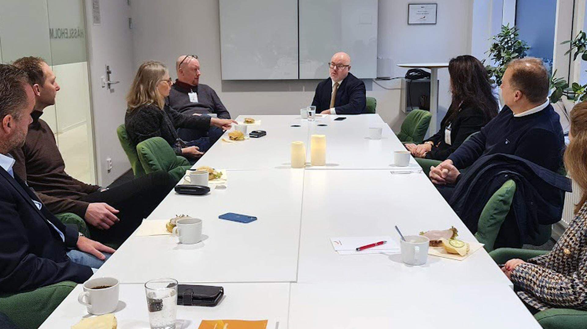 Sven-Olov Daunfeldt och företagare i Malmö samtalar runt ett bord