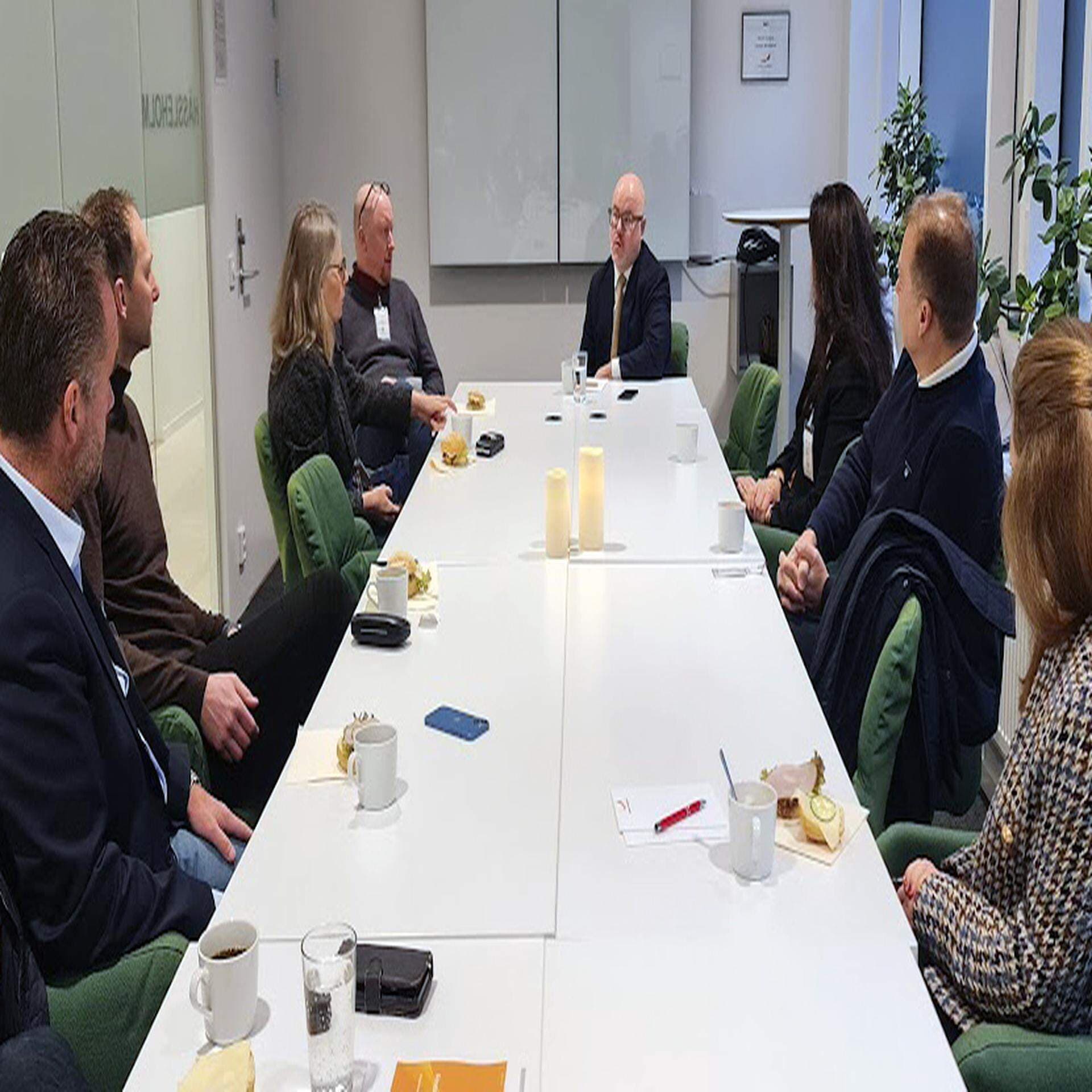 Sven-Olov Daunfeldt och företagare i Malmö samtalar runt ett bord