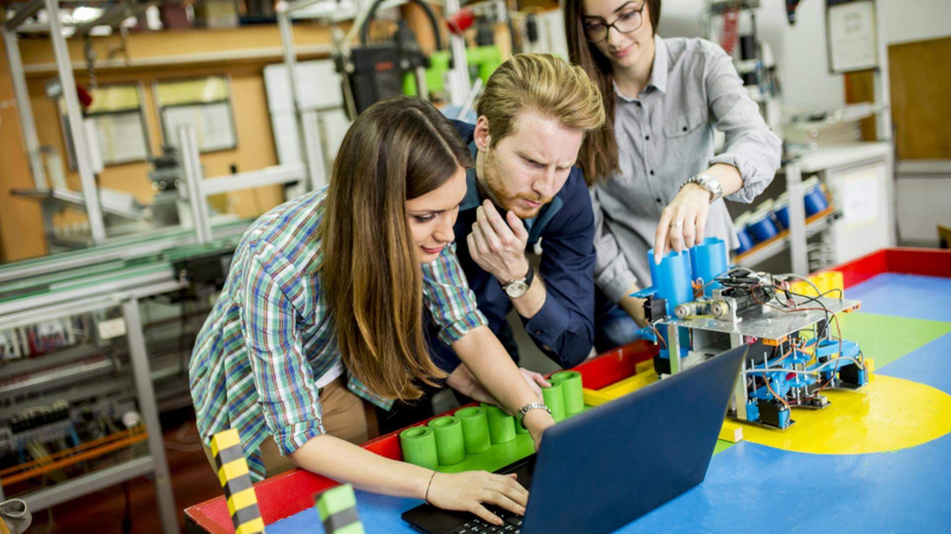 Elever arbetar med robot i ett klassrum