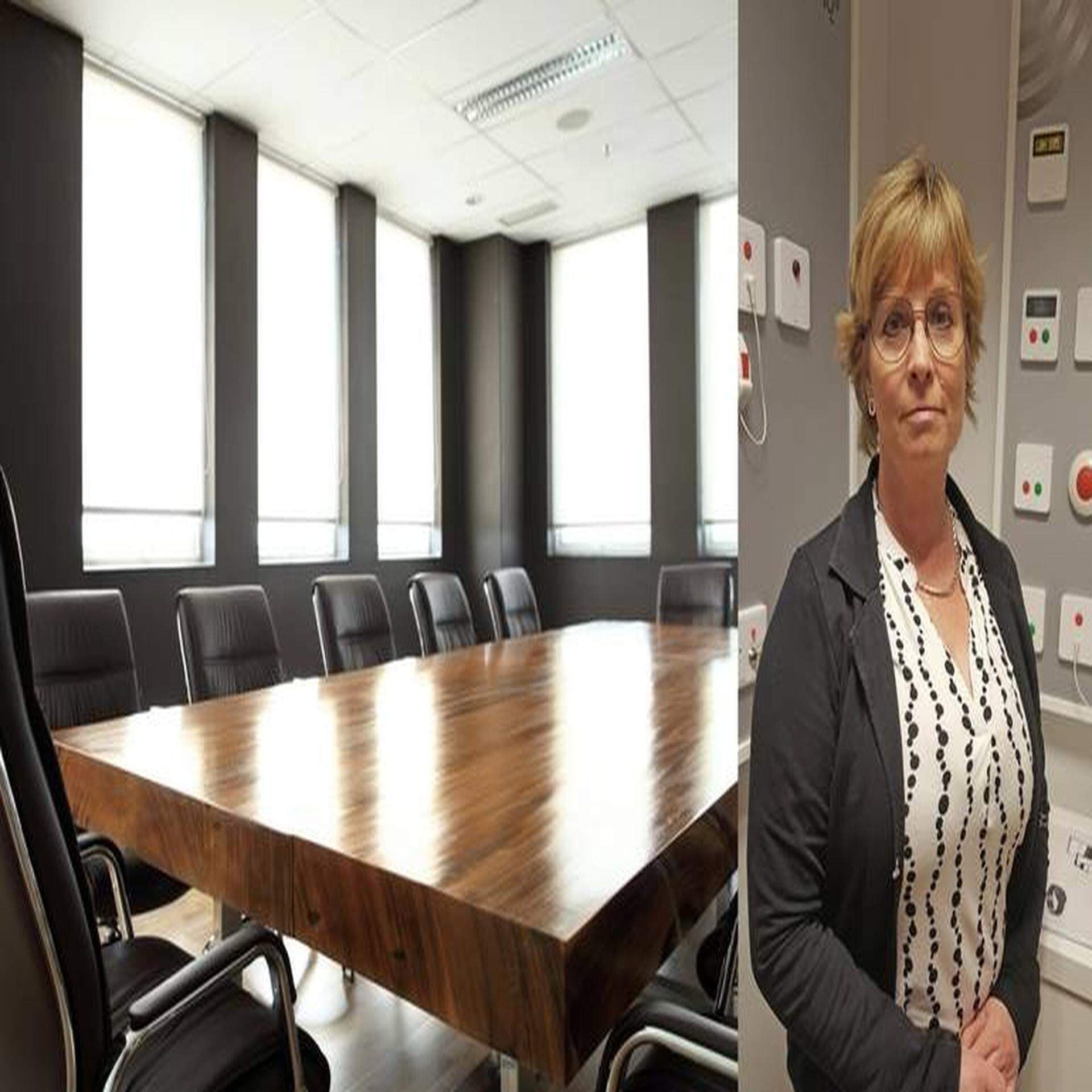 Marie Svensson och ett tomt styrelsebord