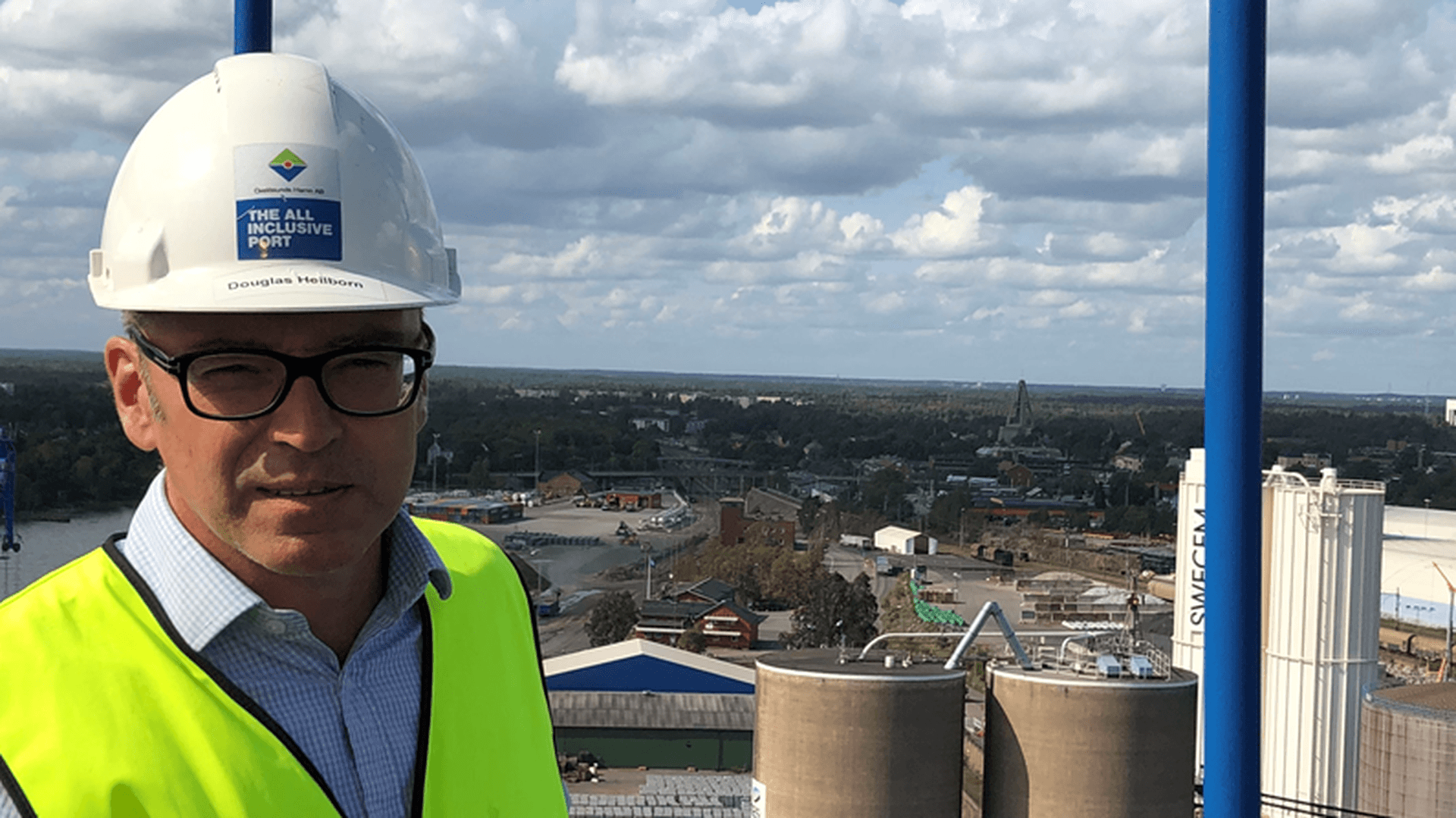 Porträtt på Douglas Heilborn med utsikt över hamnområdet