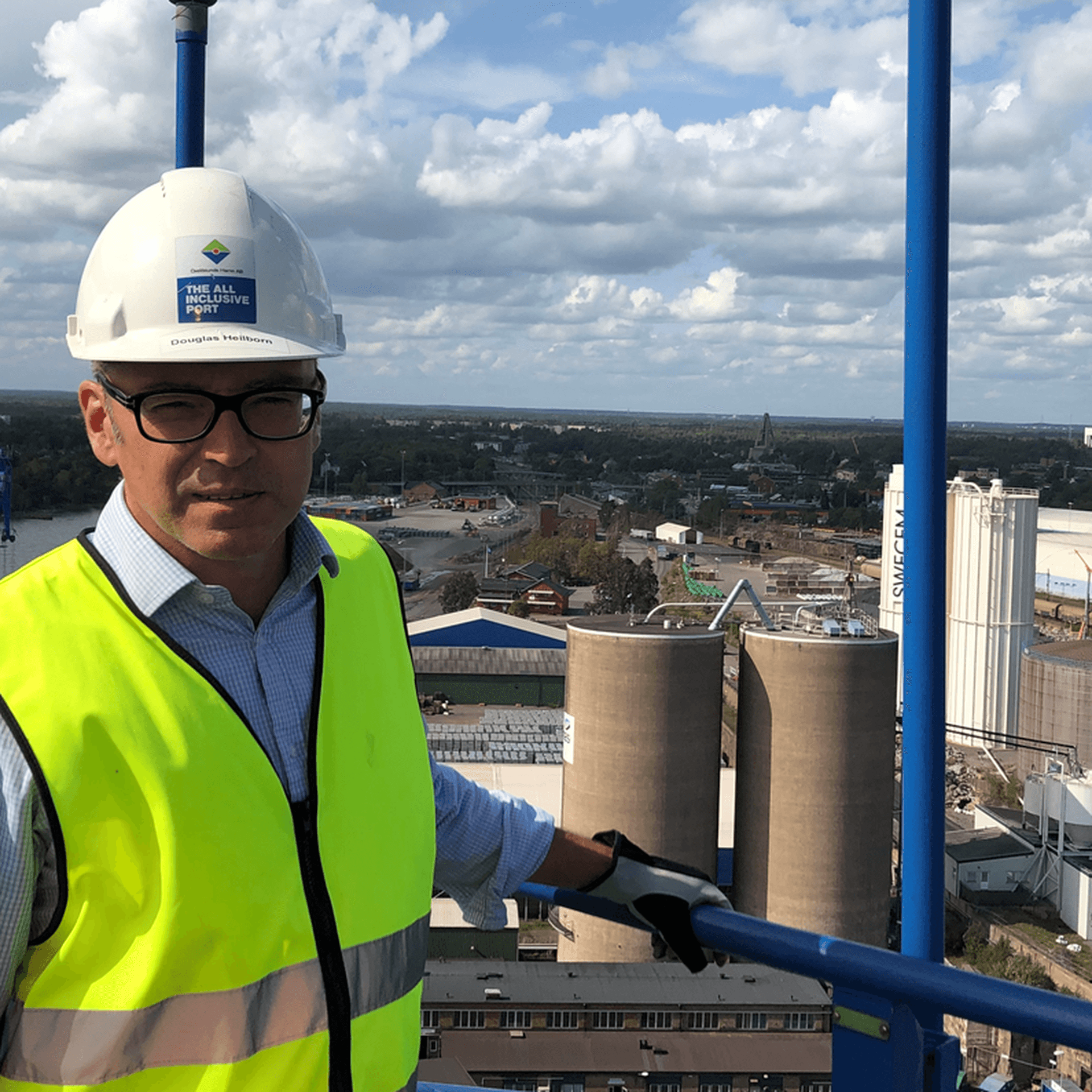Porträtt på Douglas Heilborn med utsikt över hamnområdet