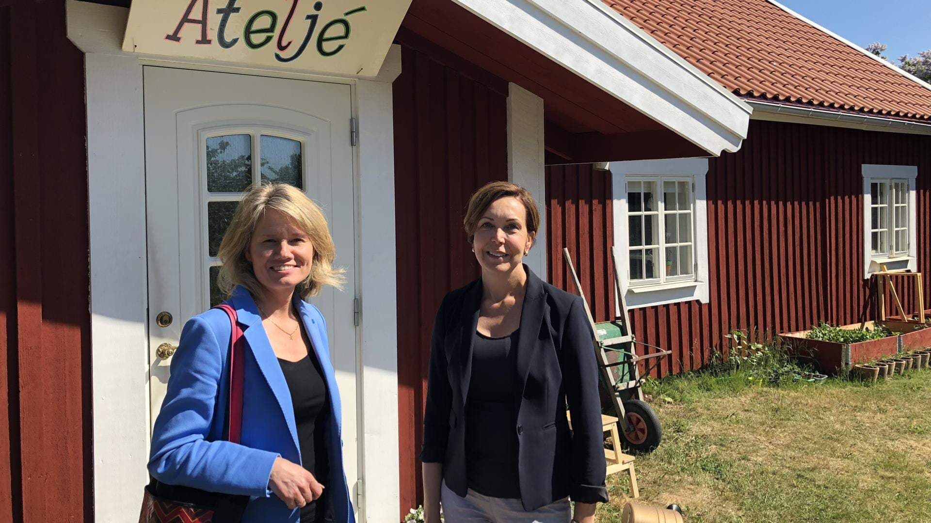 Pia Steensland och Catharina Helgason framför ateljén på Lästringe-Alma
