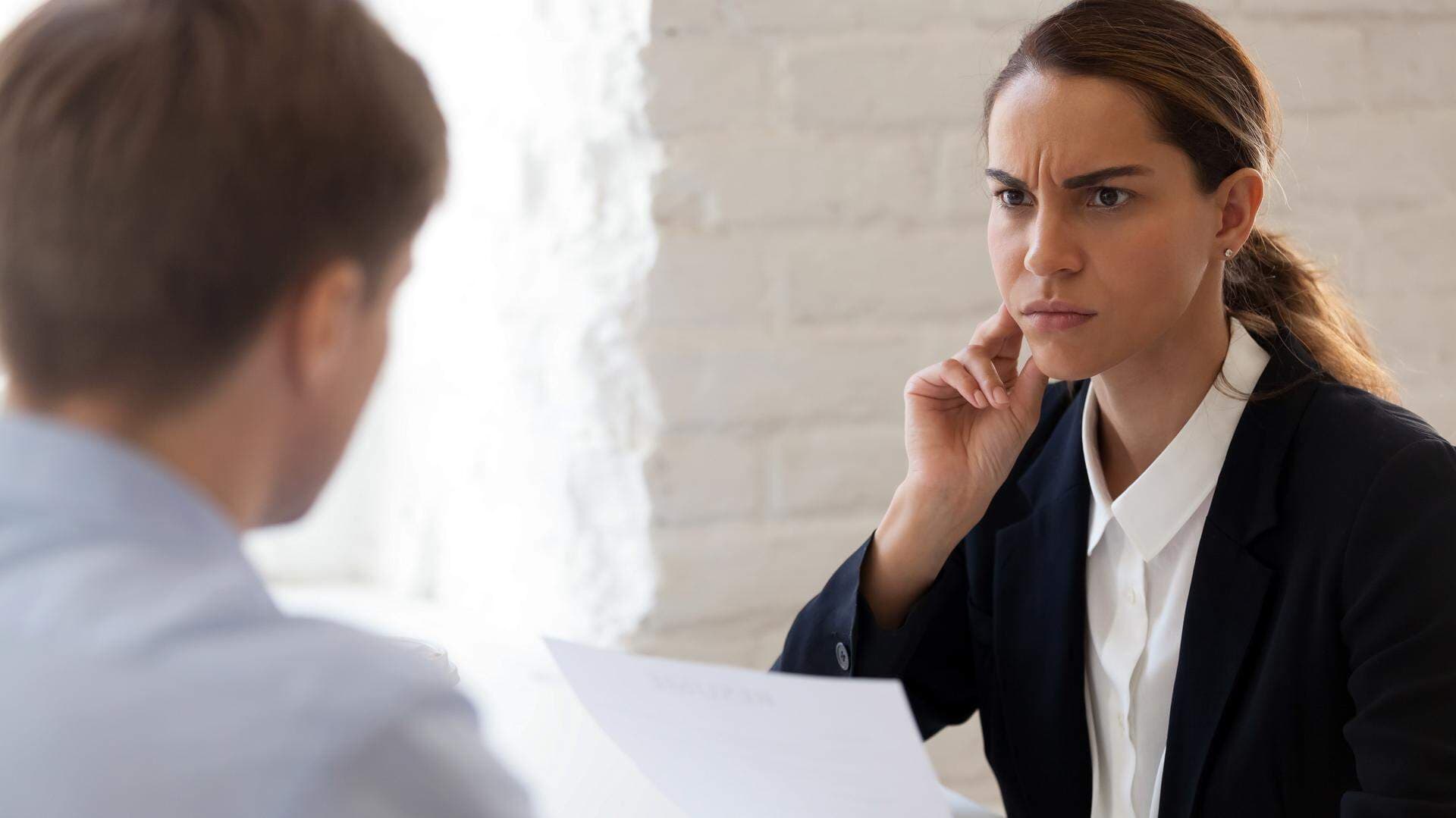 Bekymrad kvinna som intervjuar för anställning