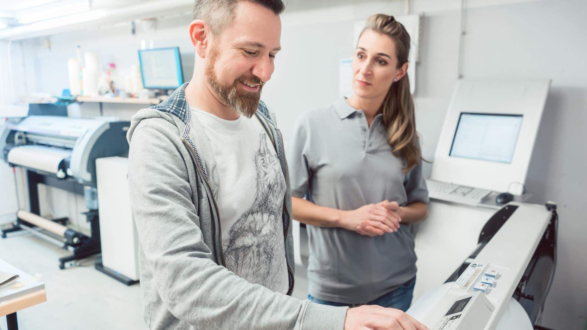 Två personer på arbete