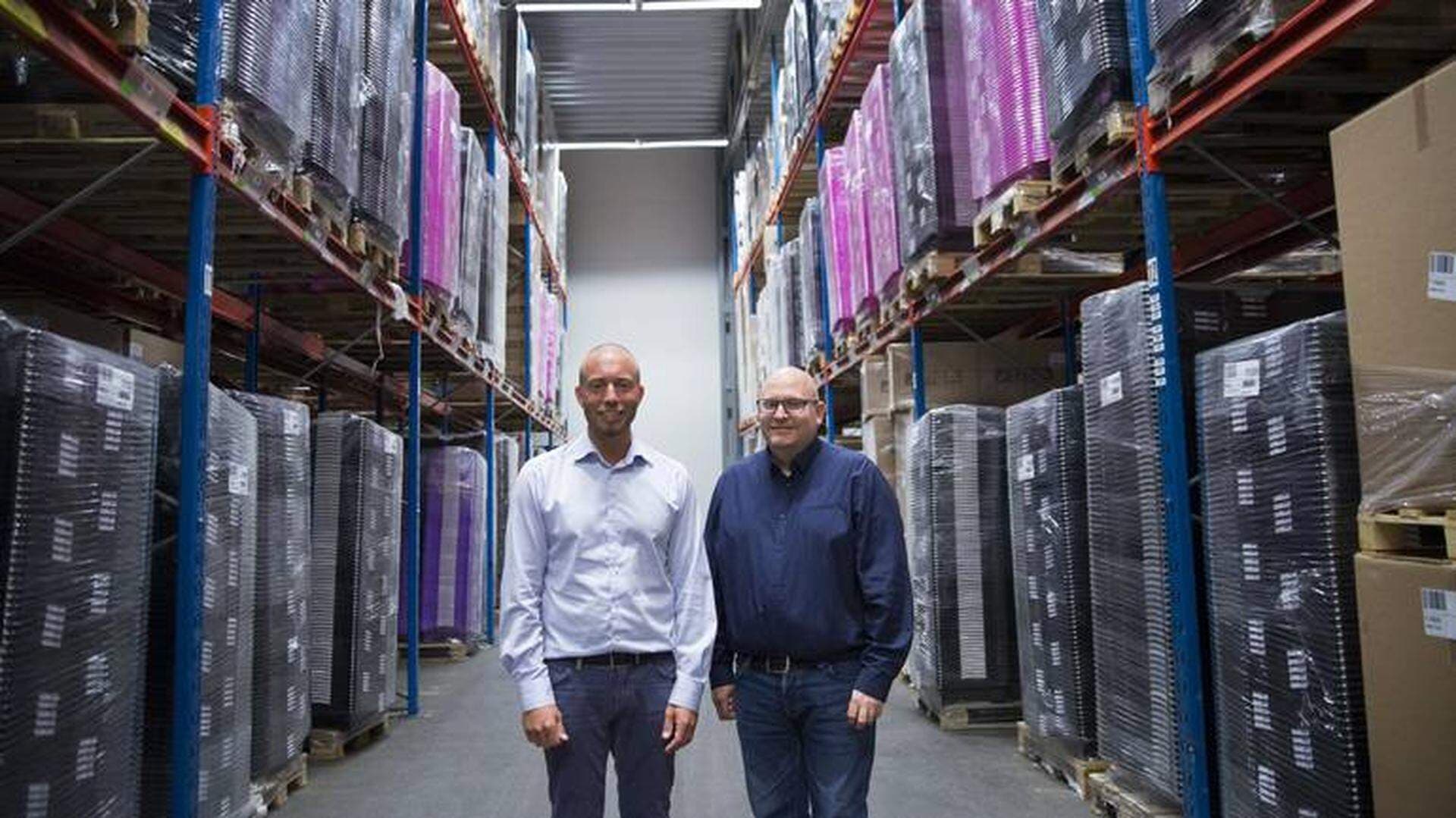 Andreas Zandrén och Håkan Fridh i Stigas lagerlokal.