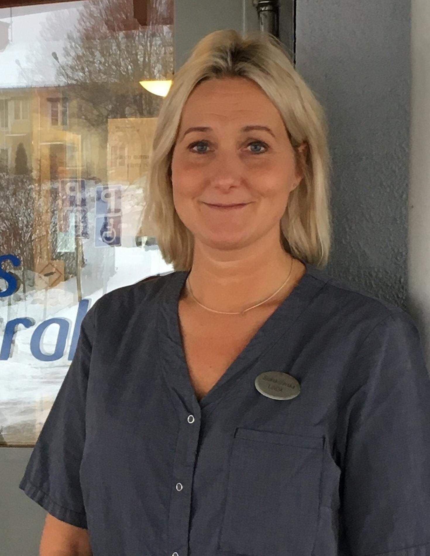 Linda Björling utanför Vingåkers Vårdcentral