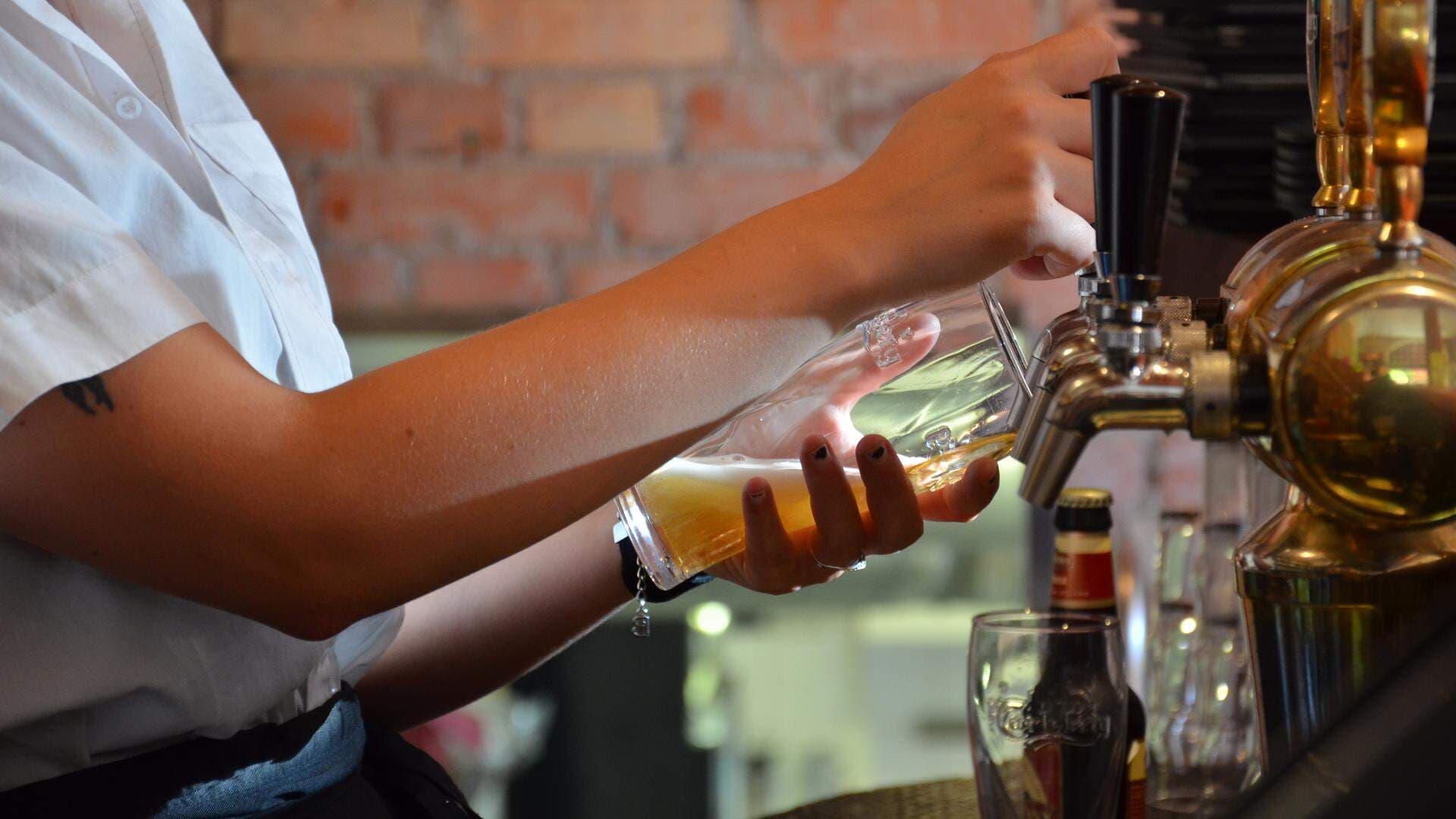 Person som tappar upp öl