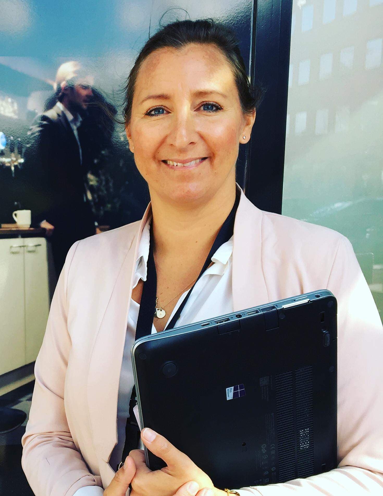 Micaela Krook utanför Biz Apartment