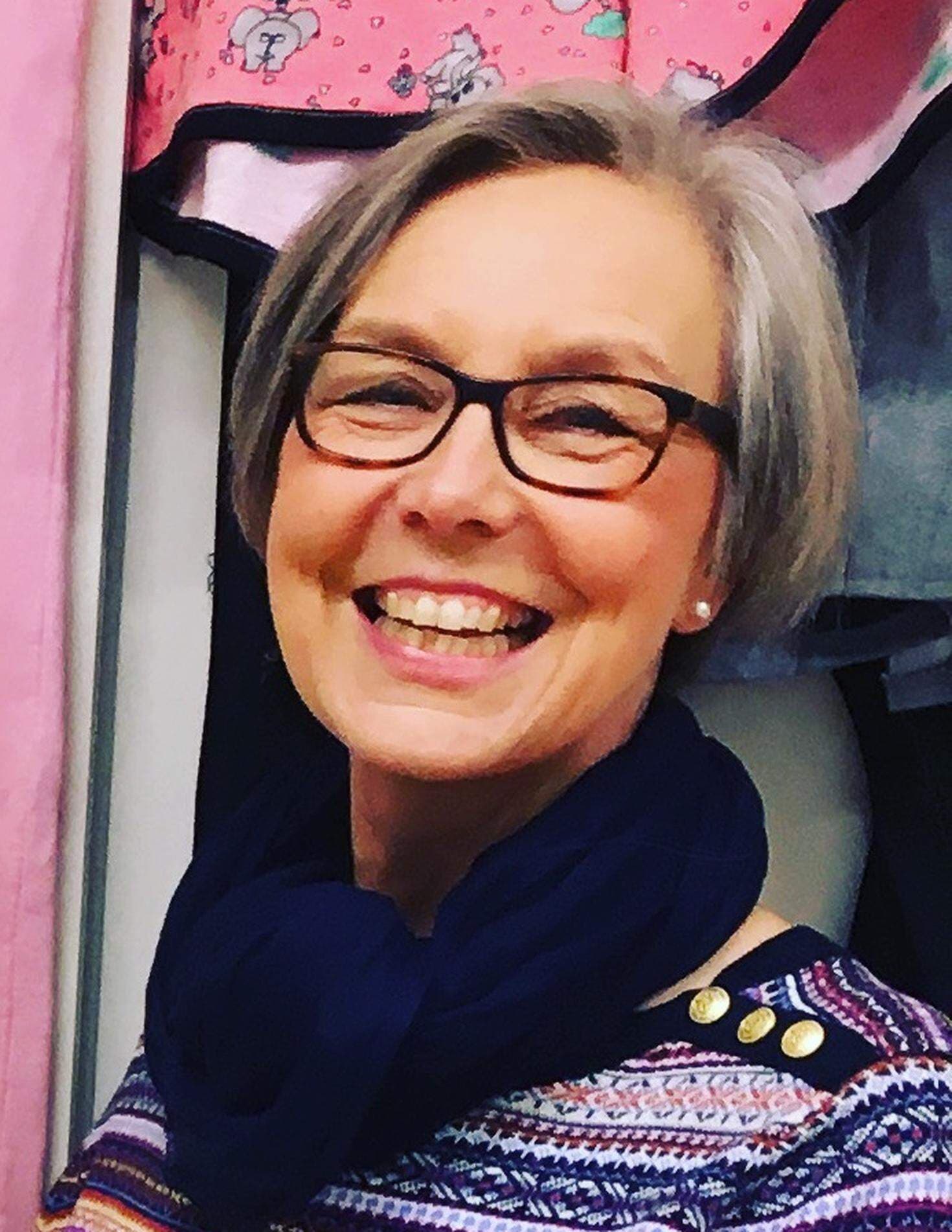 Riksdagsledamoten Teres Lindberg och Helena Bonnevie, rektor på Akers Friskolas