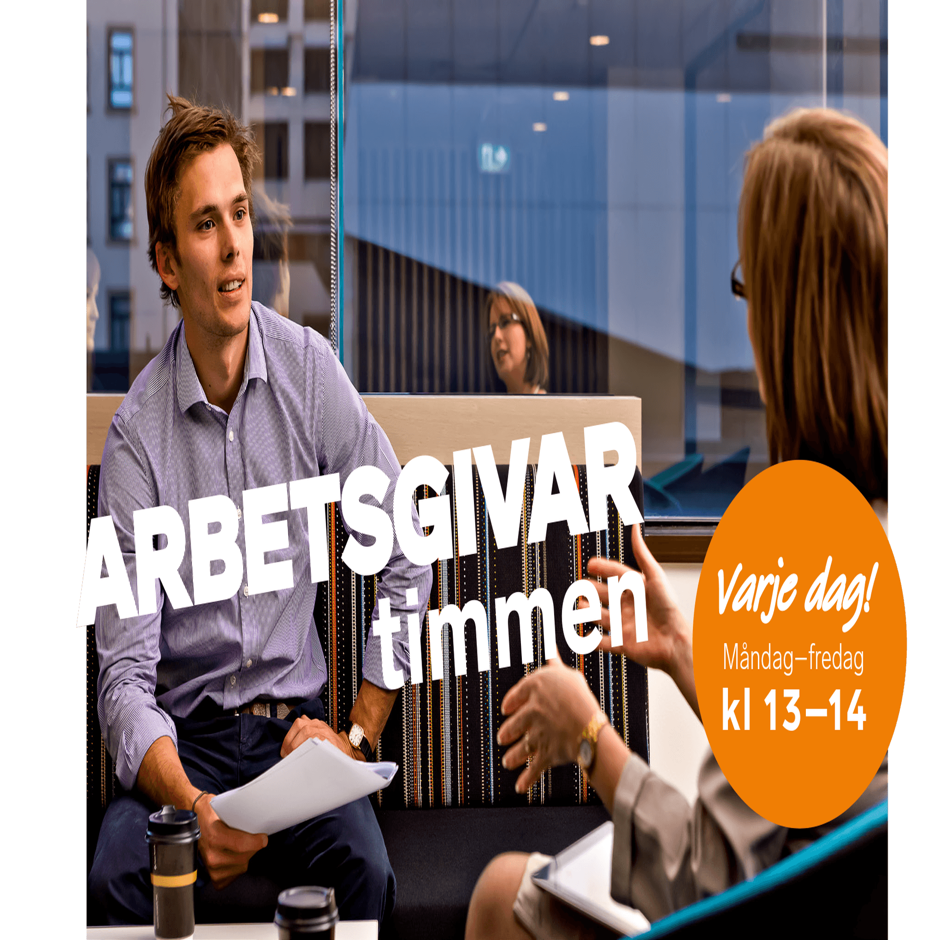 Två medarbetare i samtal på arbetsplatsen