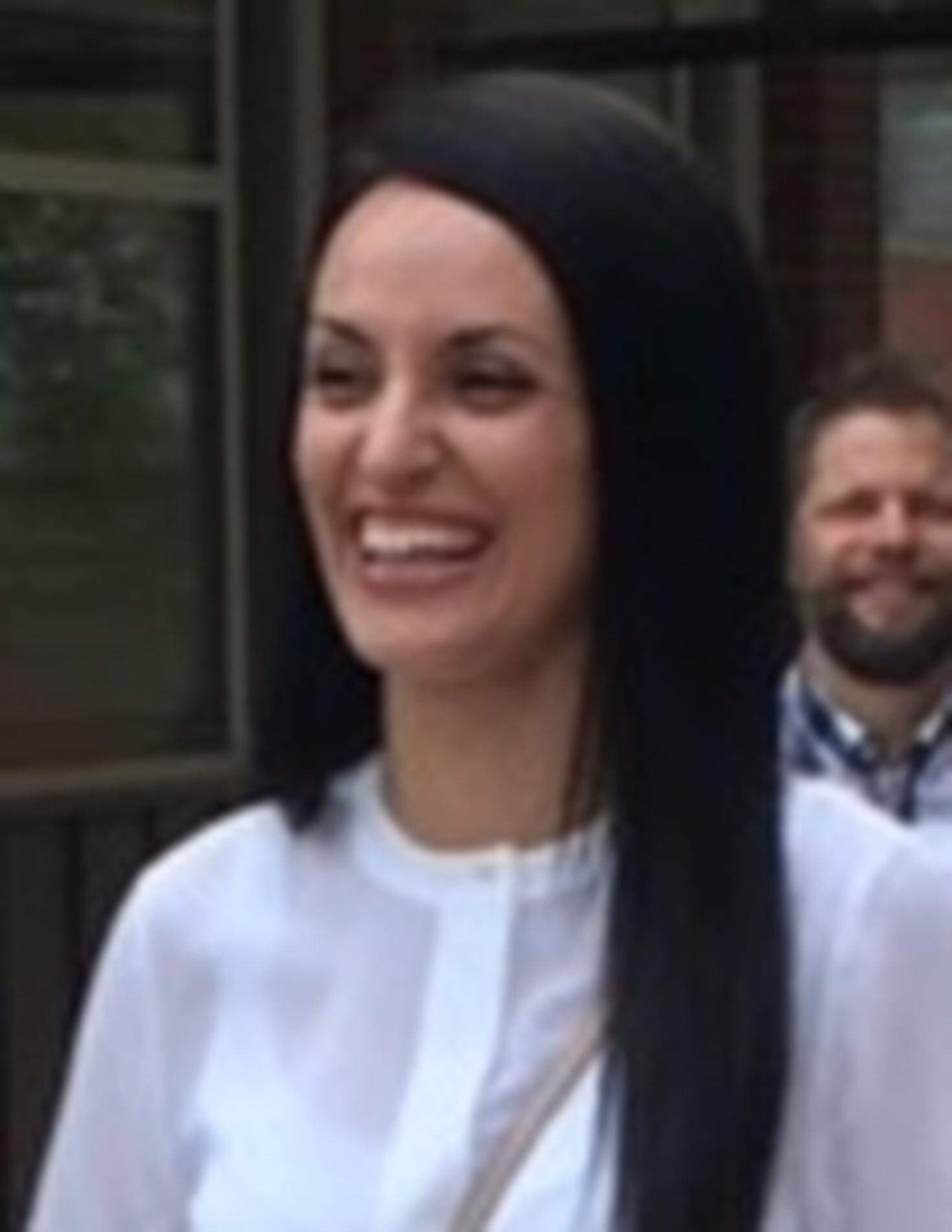 Azadeh Farshchian, VD för A2B promenerar tillsammans med deltagare i Walk & Talk Sollentuna