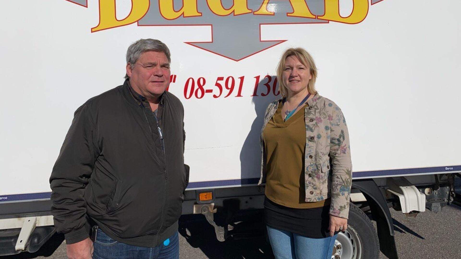 Perry Högström och kollega framför en av budbilarna