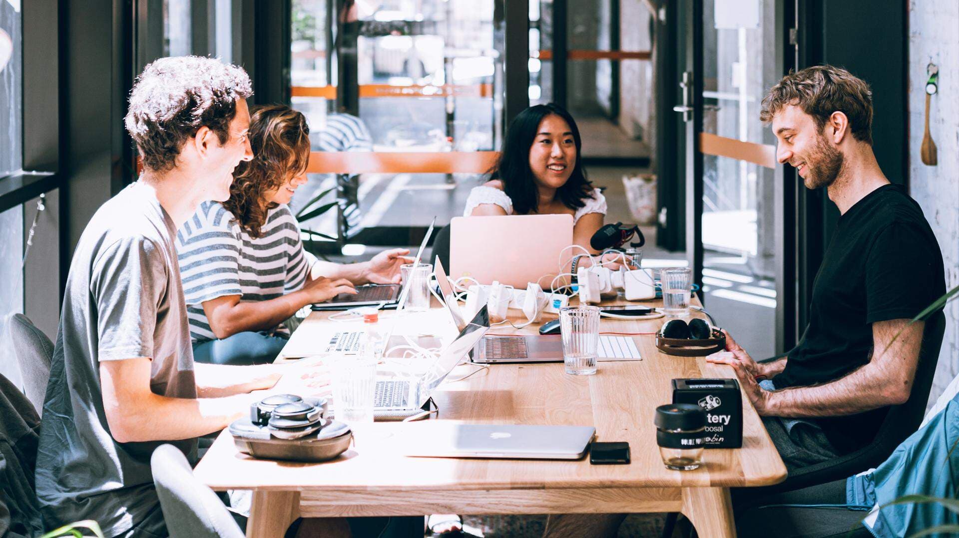 En grupp unga människor i möte