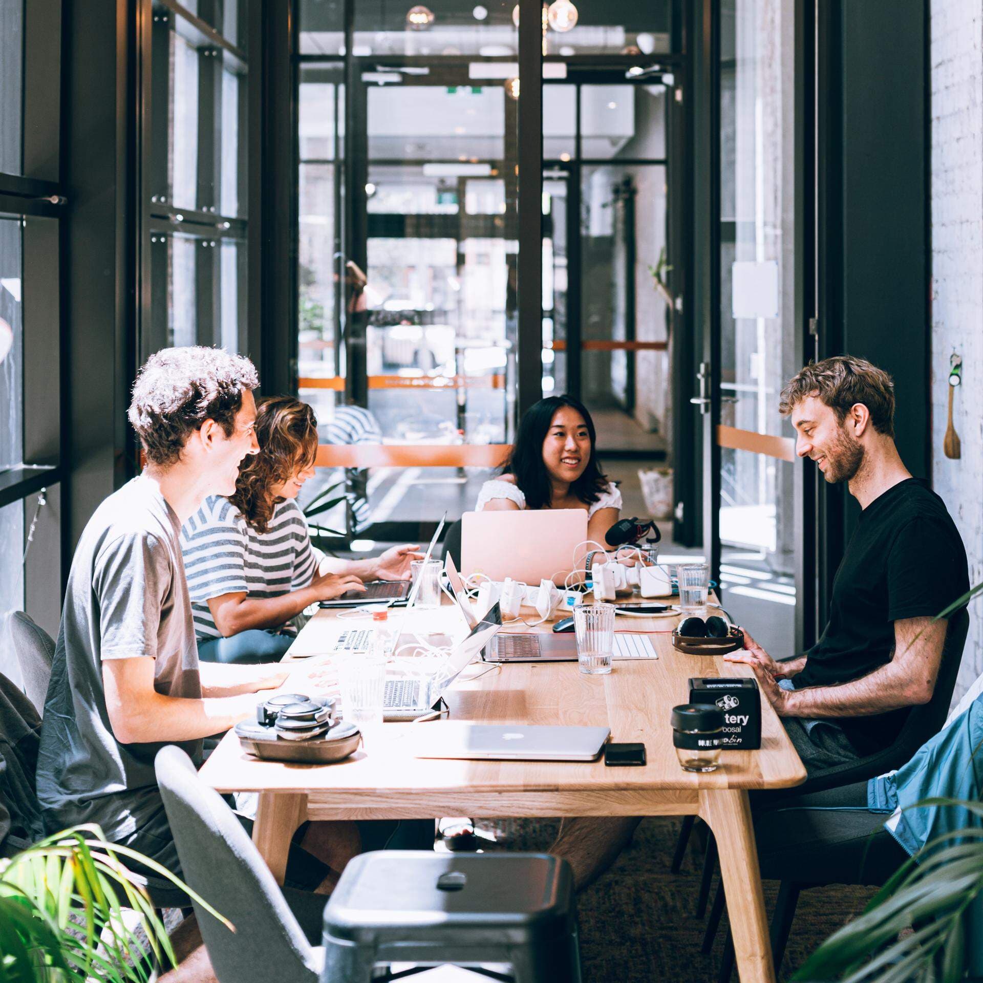 En grupp unga människor i möte