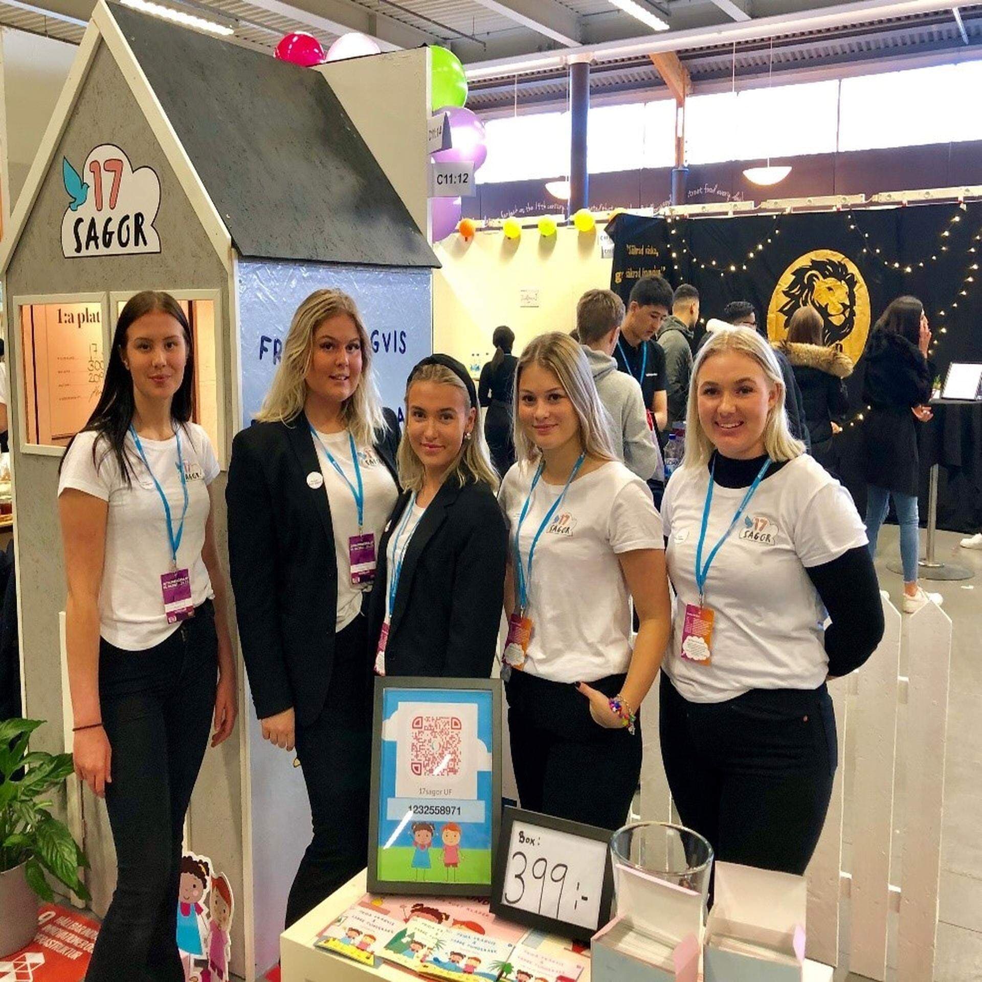 Ida Rönnberg, Betina Pierre, Julia Nordenskjöld, Emma Holmlund och Saga Fjellheim i sin monter på årets UF-mässa